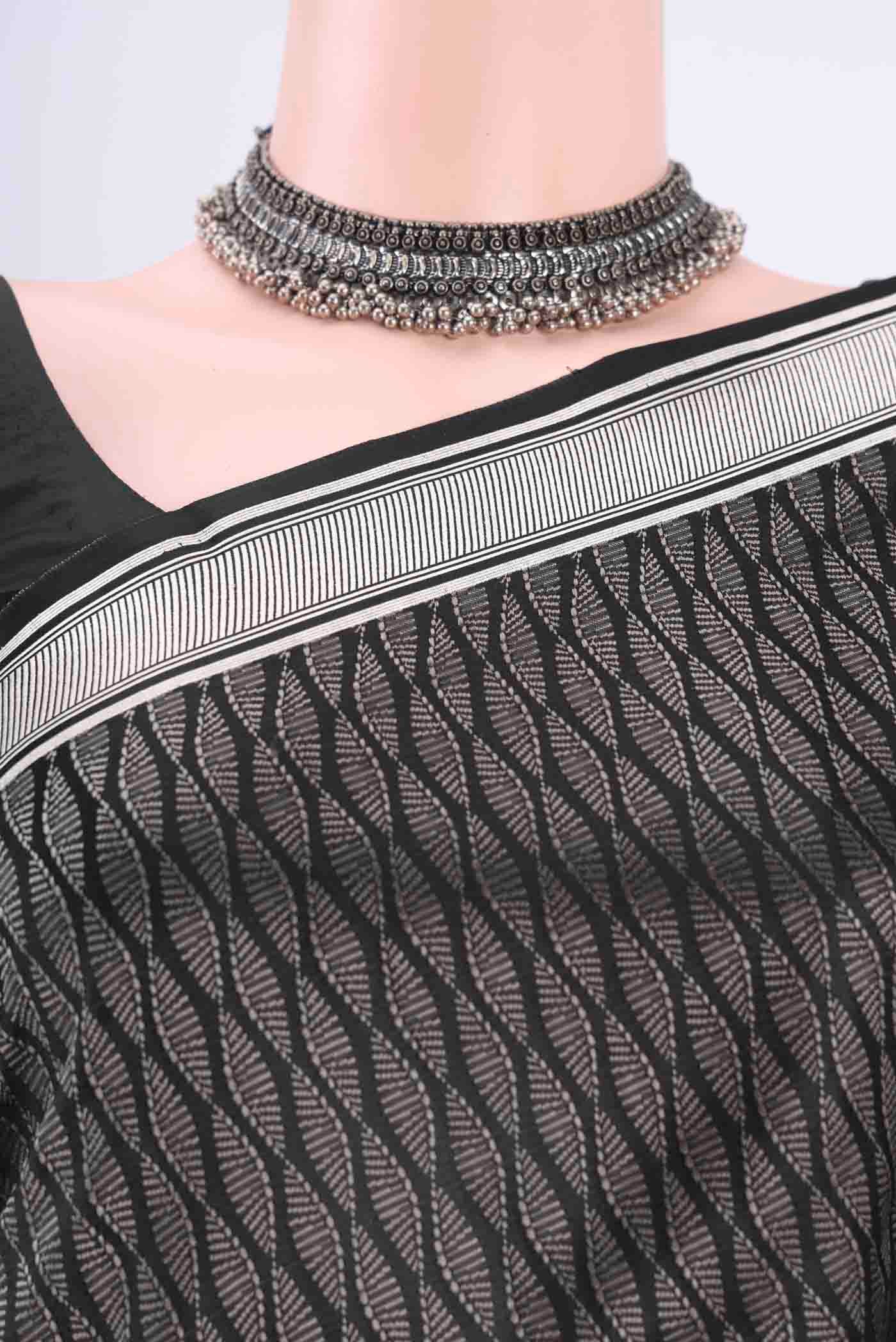 Black Dual Tone Banarasi Silk Saree - Image 2