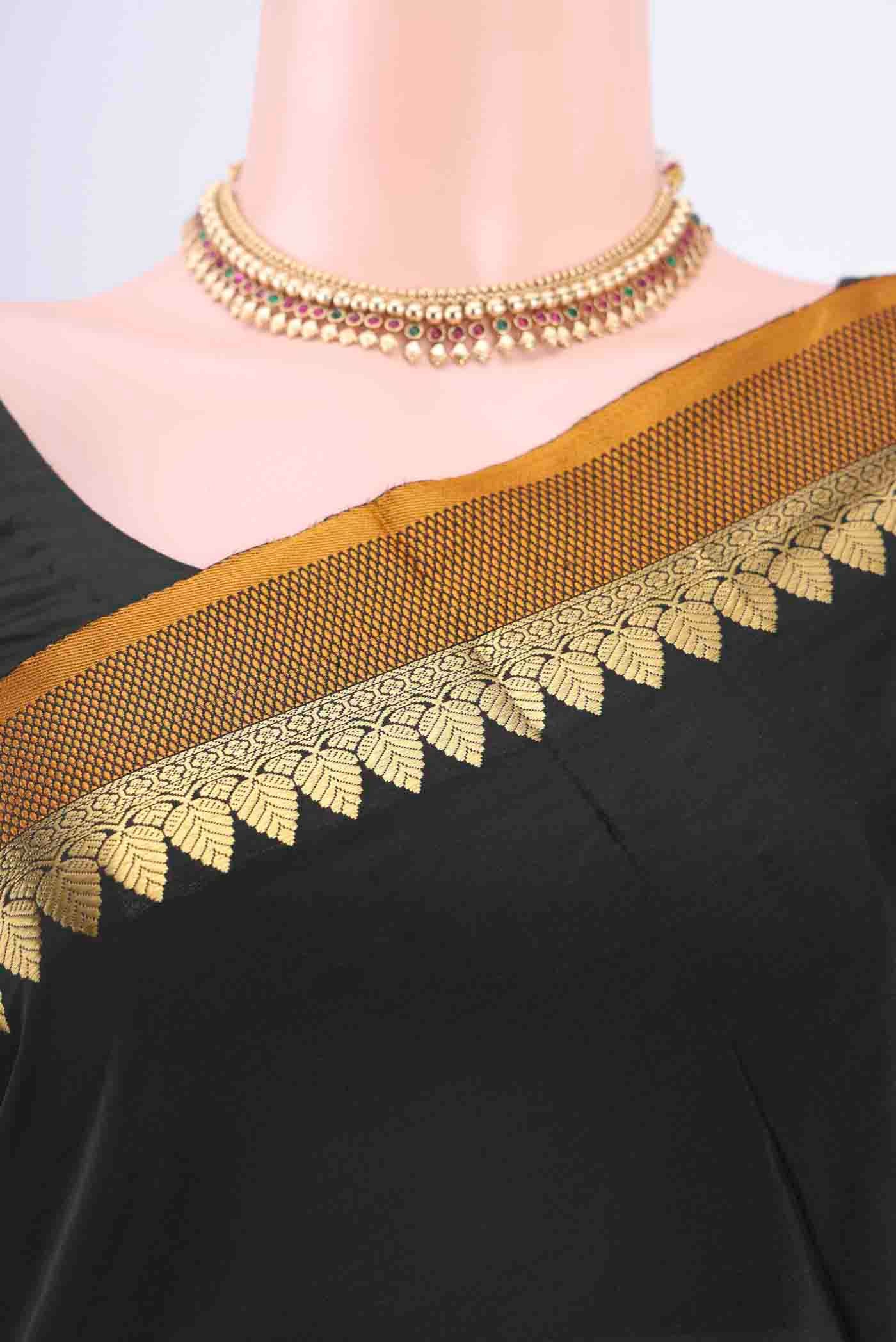 Black Dual Tone Blended Bangalore Silk Saree - Image 2