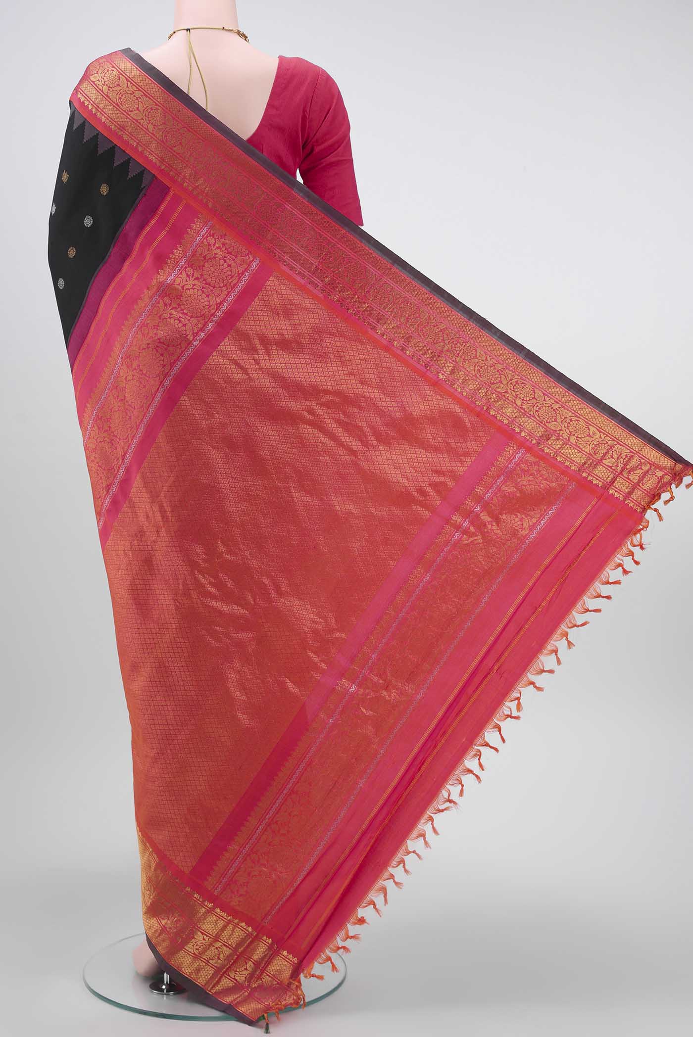 Black Dual Tone Gadwal Silk Saree - Image 3