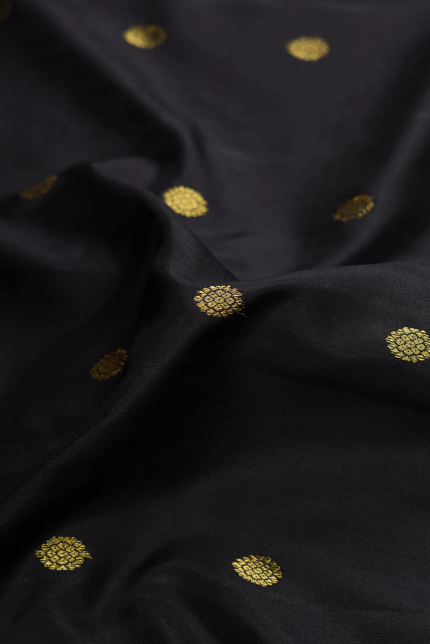 Black Dual Tone Gadwal Silk Saree - Image 2