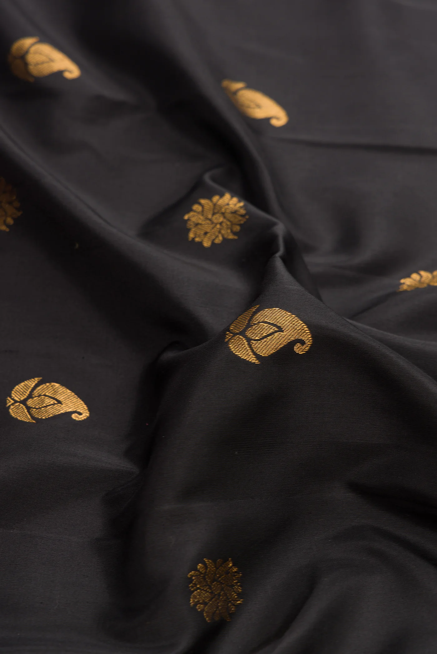 Black Gadwal Silk Saree - Image 2