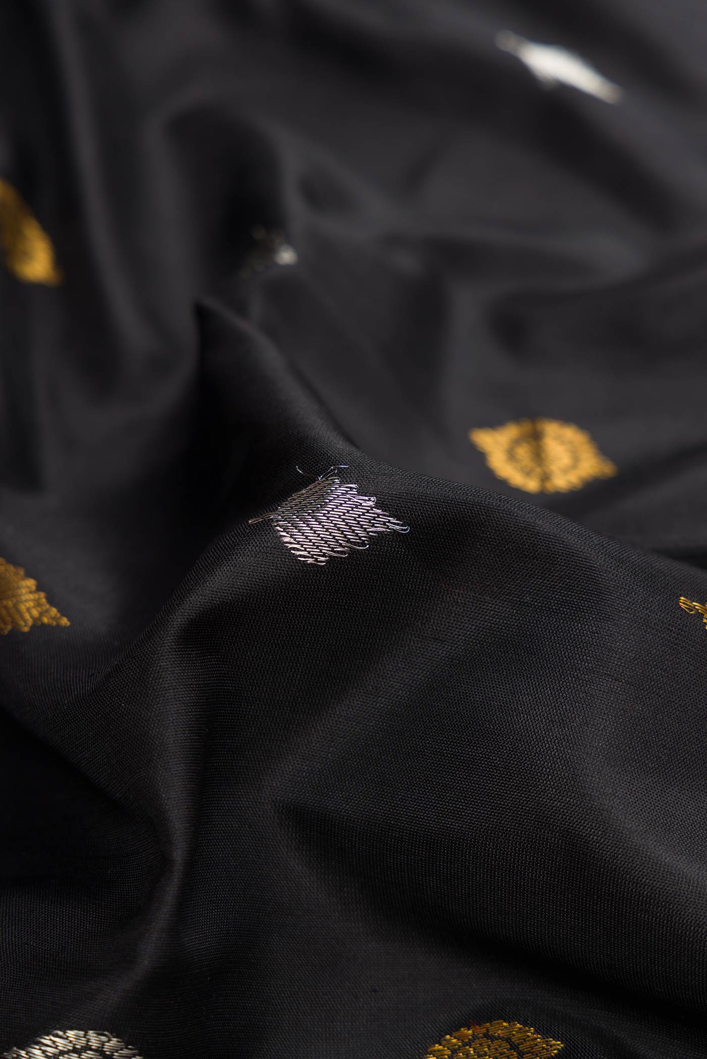 Black Dual Tone Gadwal Silk Saree - Image 2