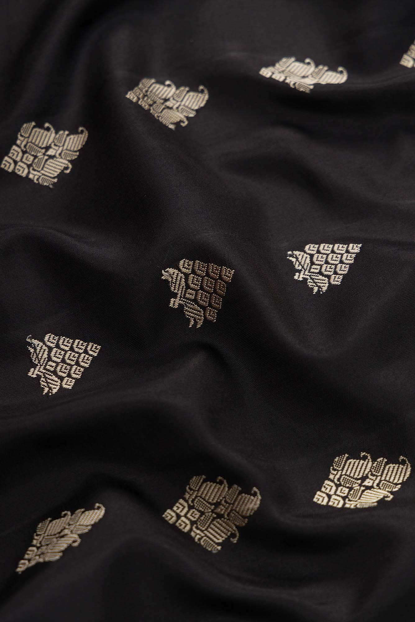Black Dual Tone Gadwal Silk Saree - Image 3