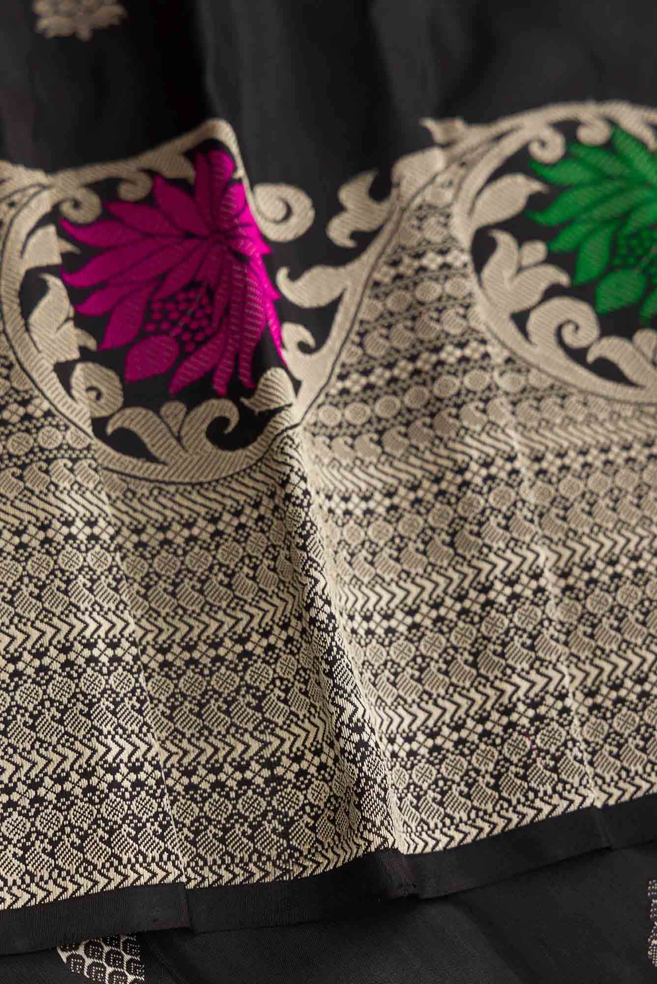 Black Dual Tone Gadwal Silk Saree - Image 6