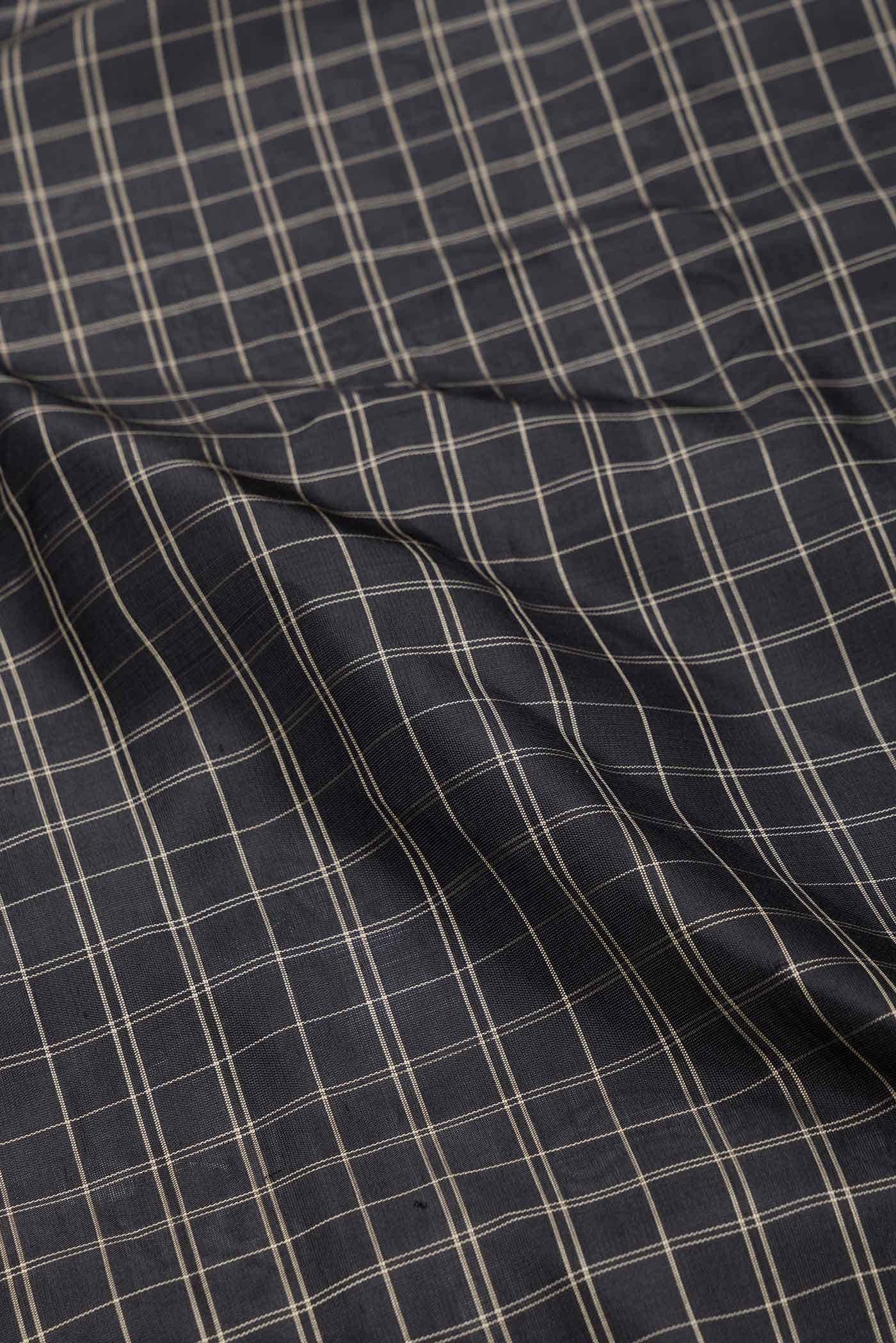 Black Dual Tone Gadwal Silk Saree - Image 3