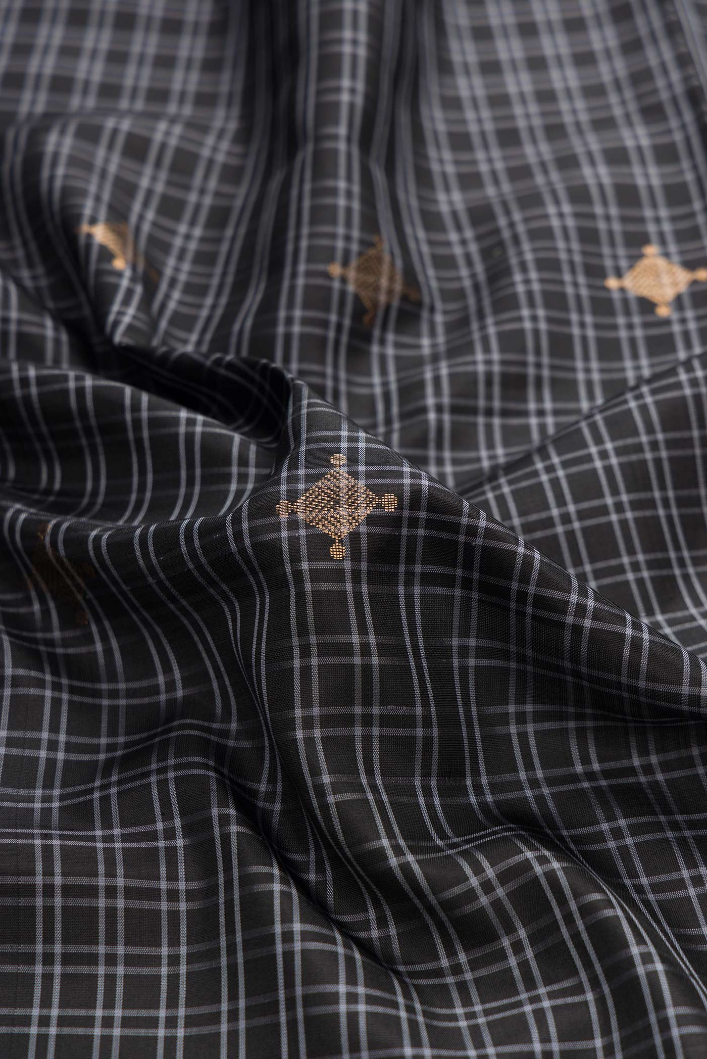 Black Dual Tone Soft Silk Saree - Image 2