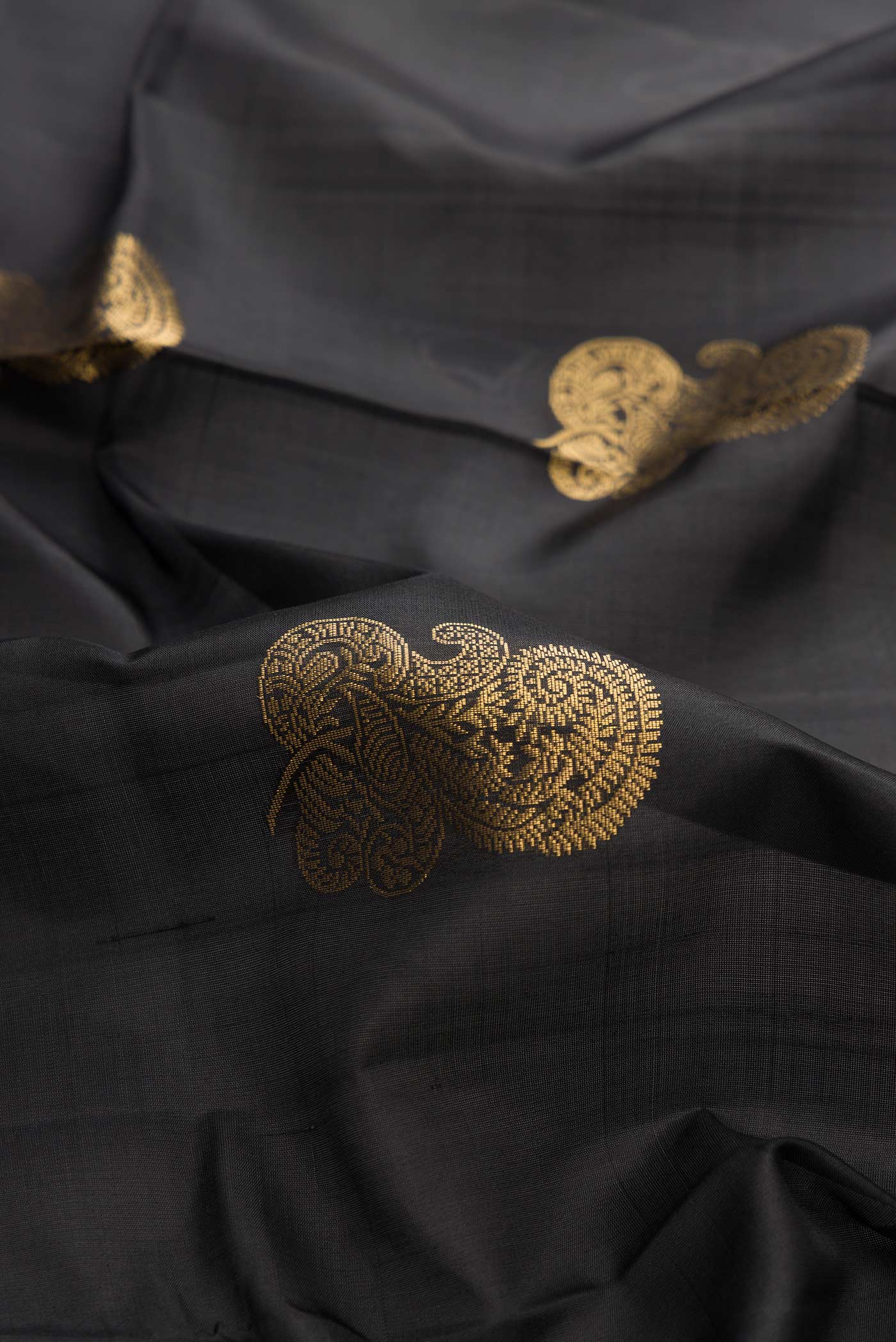 Black Dual Tone Soft Silk Saree - Image 2