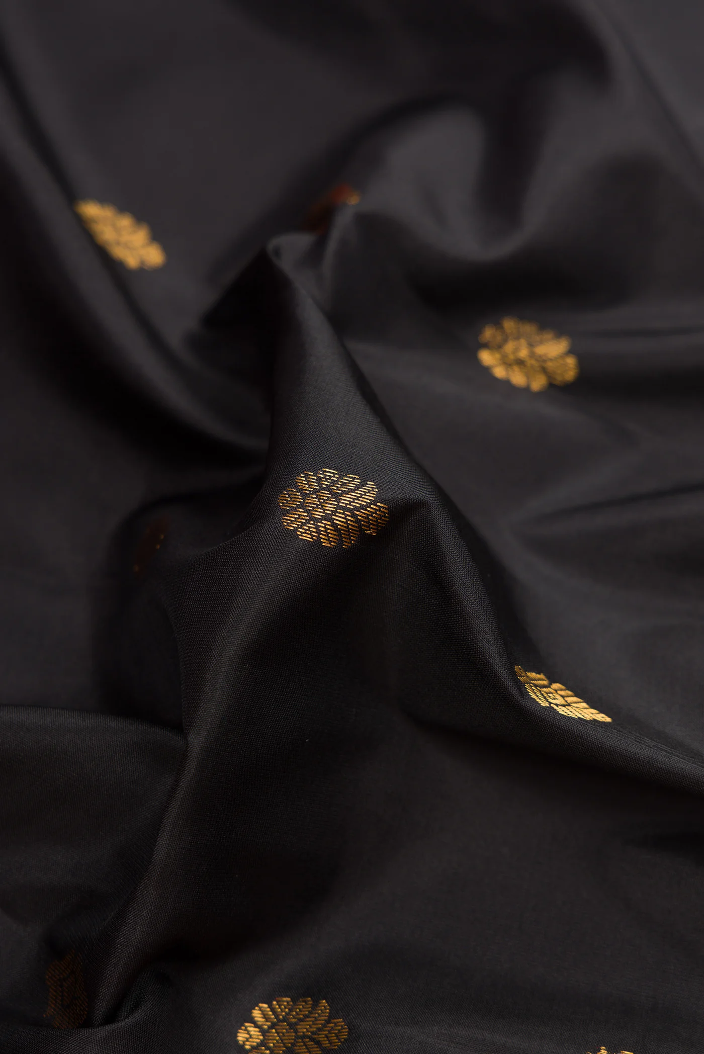 Black Gadwal Silk Saree - Image 2