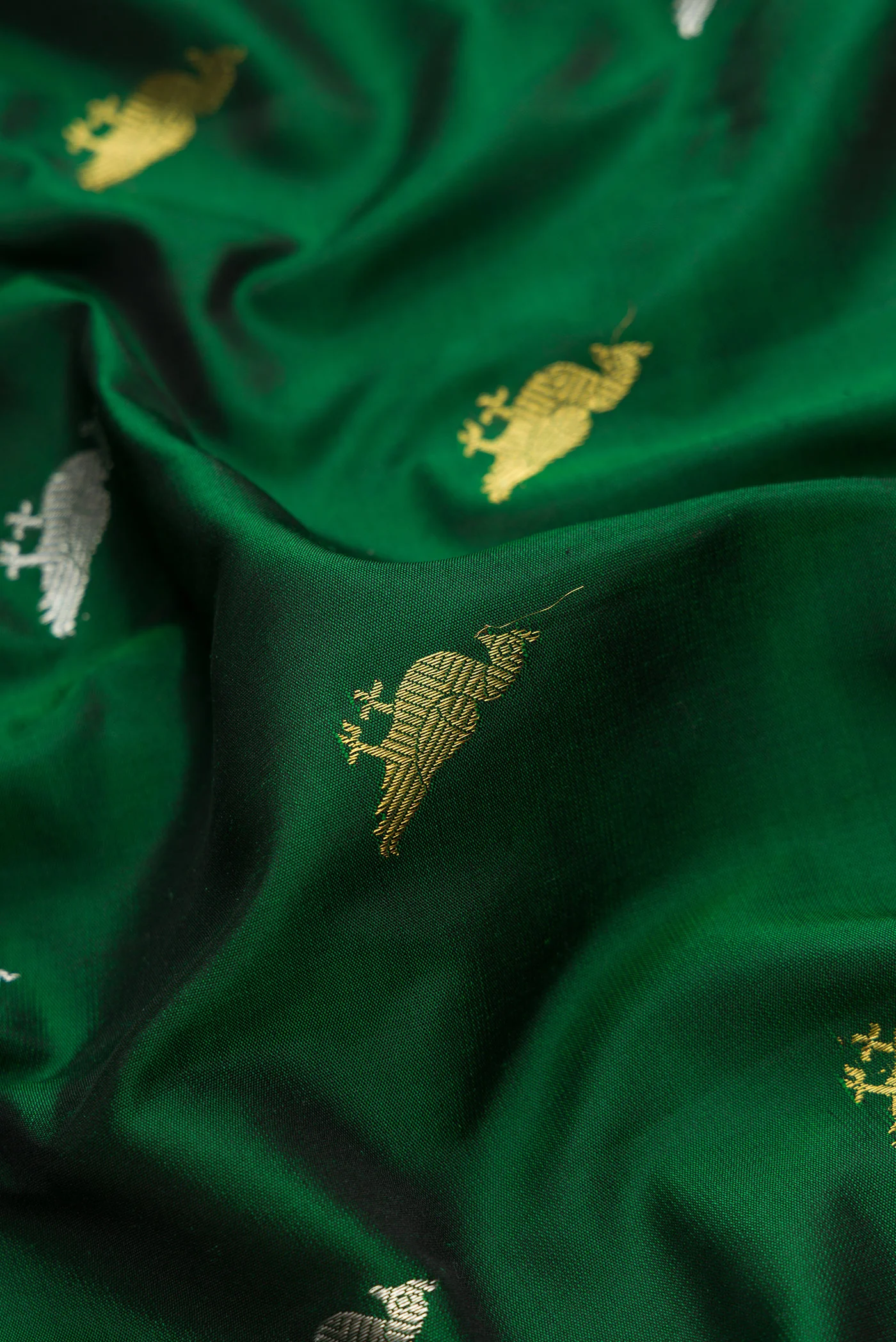 Bottle Green Gadwal Silk Saree - Image 2