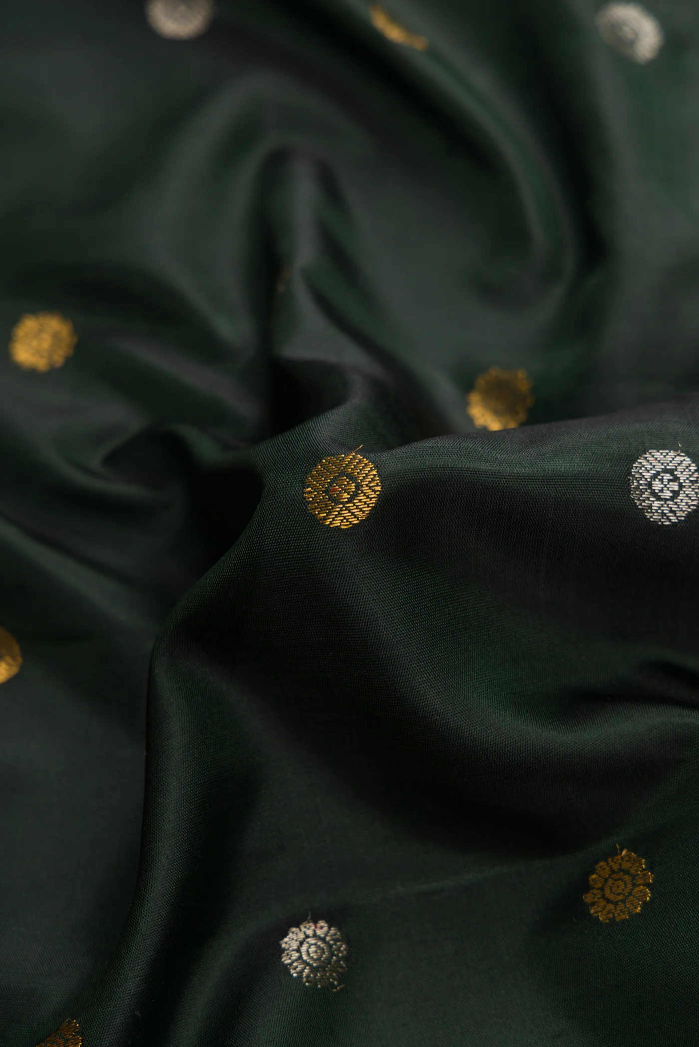 Bottle Green Gadwal Silk Saree - Image 2