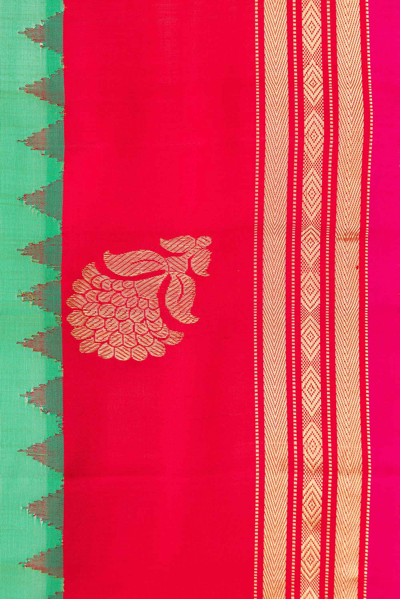 Green Dual Tone Gadwal Silk Saree - Image 3