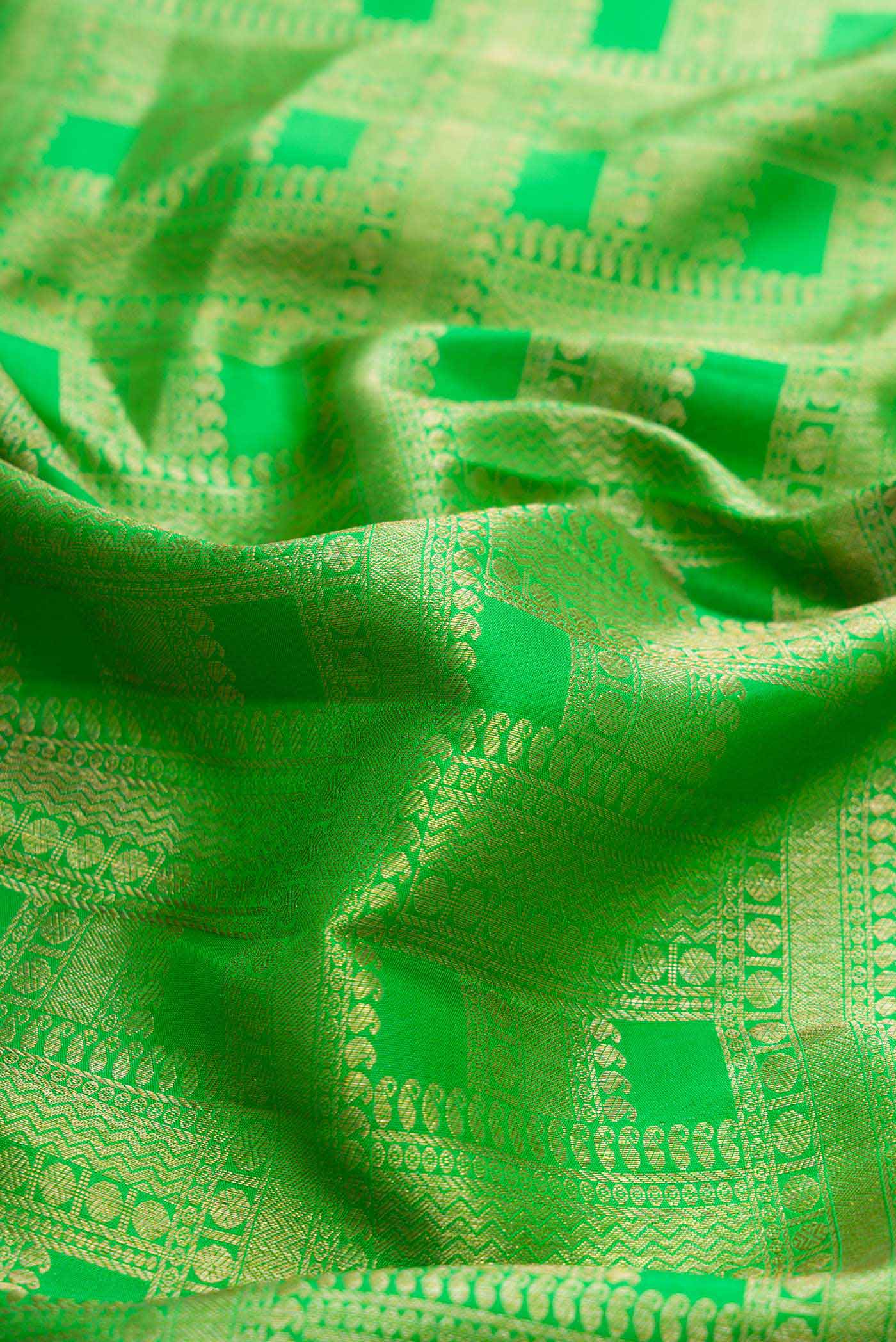 Green Dual Tone Kanchipuram Silk Saree - Image 2