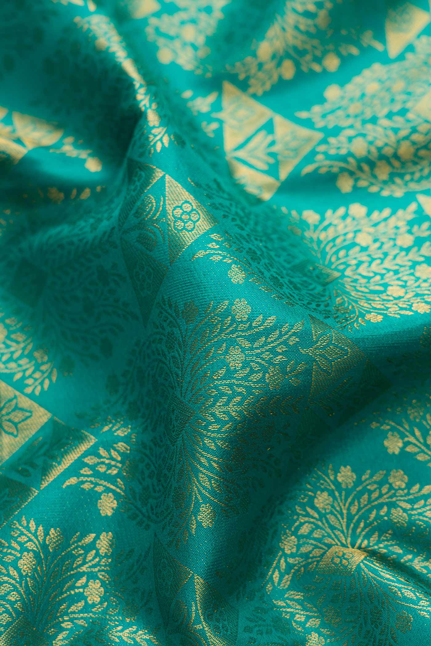 Green Dual Tone Kanchipuram Silk Saree - Image 2