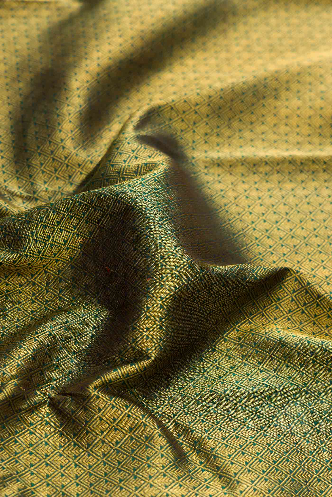 Green Dual Tone Kanchipuram Silk Saree - Image 2