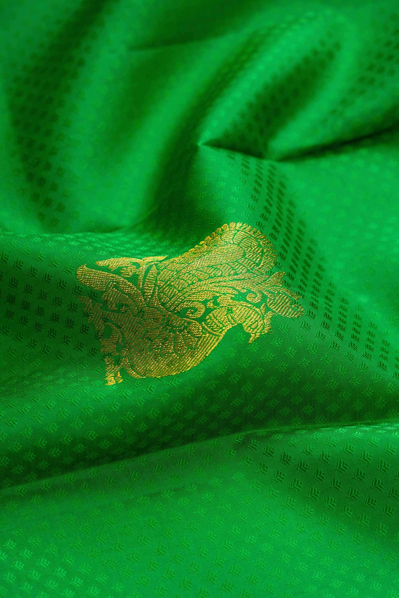 Green Dual Tone Kanchipuram Silk Saree - Image 3