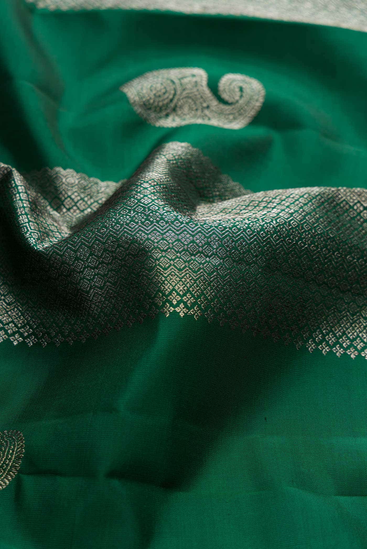 Green Dual Tone Kanchipuram Silk Saree - Image 3