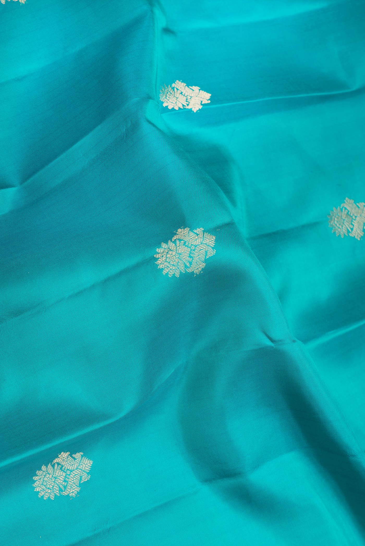 Green Dual Tone Kanjivaram Silk Saree - Image 2