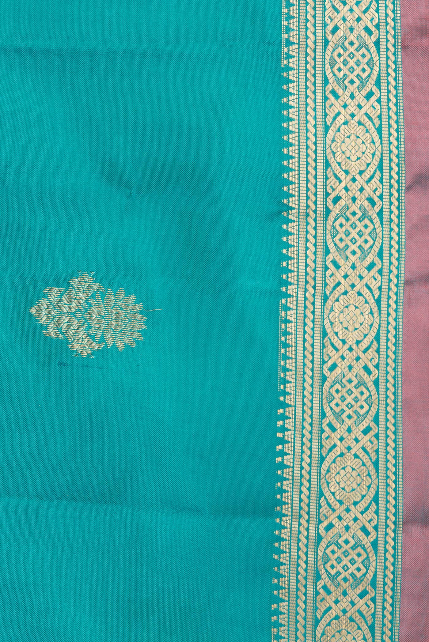 Green Dual Tone Kanjivaram Silk Saree - Image 3