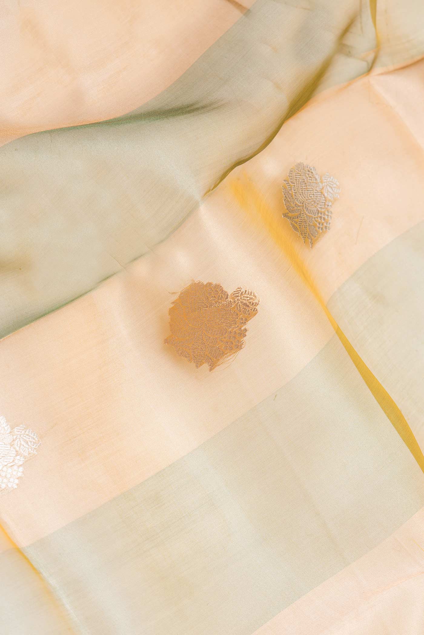 Green Dual Tone Organza Silk Saree - Image 2