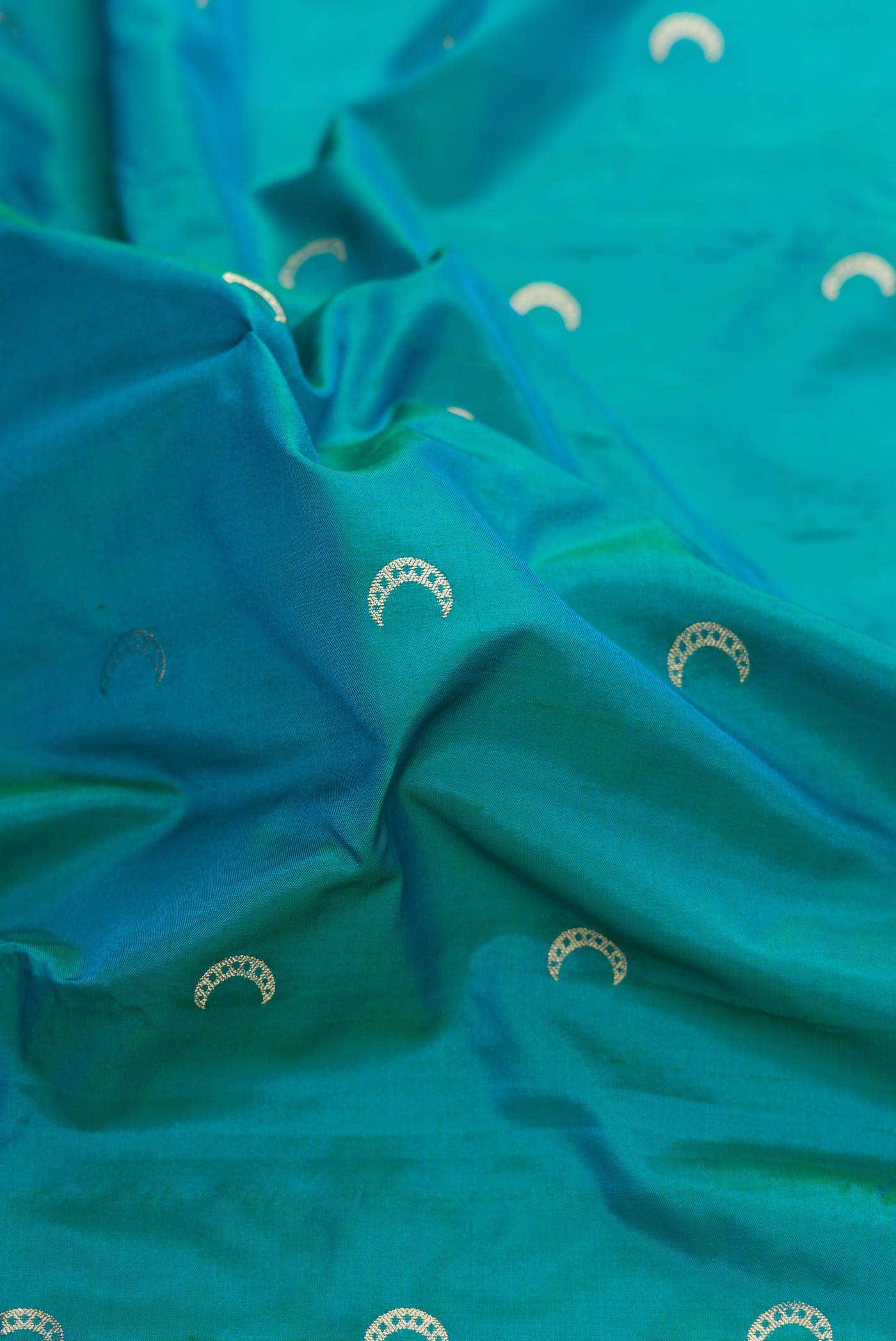 Green Dual Tone Paithani Silk Saree - Image 2