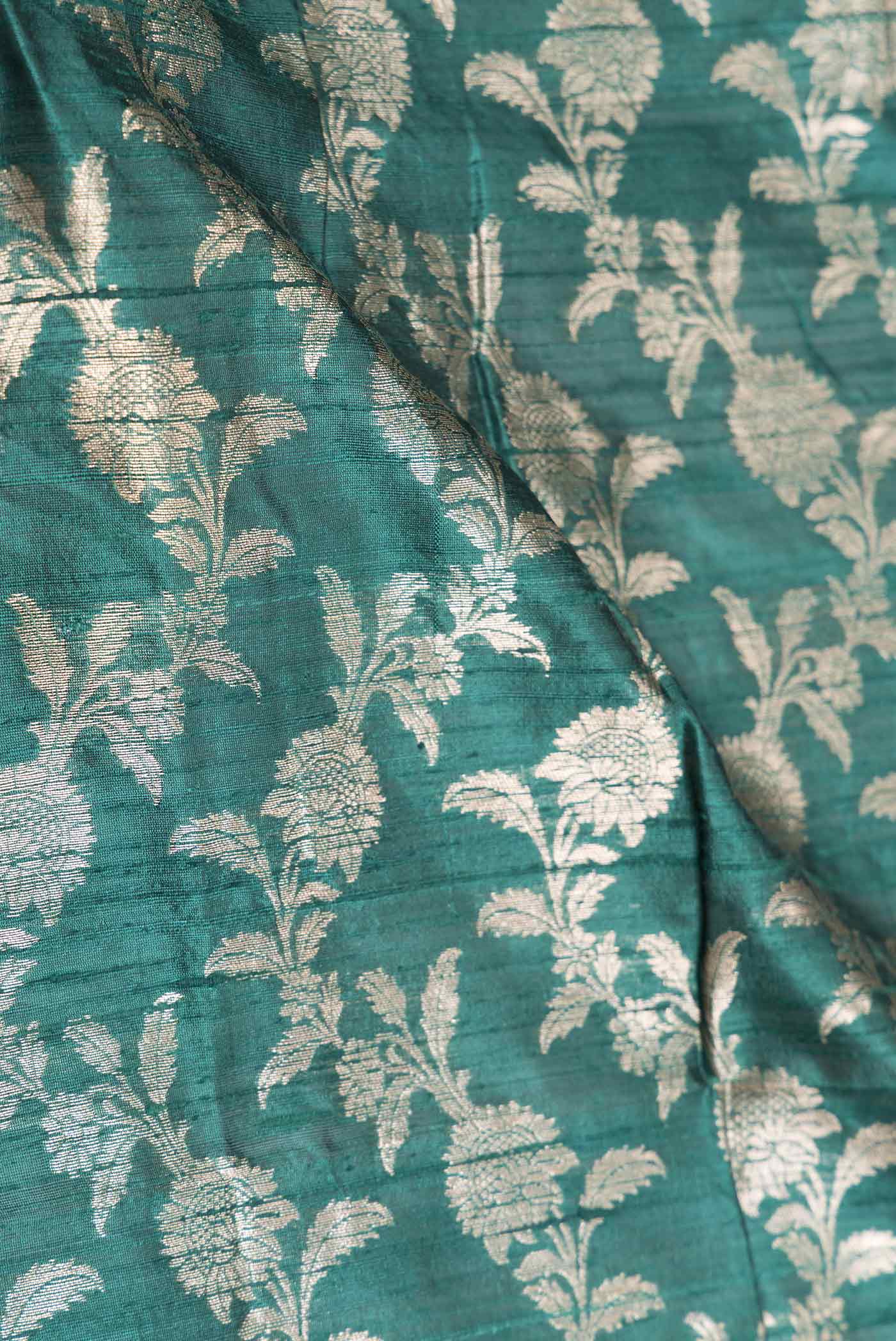 Green Dual Tone Raw Silk Saree - Image 2