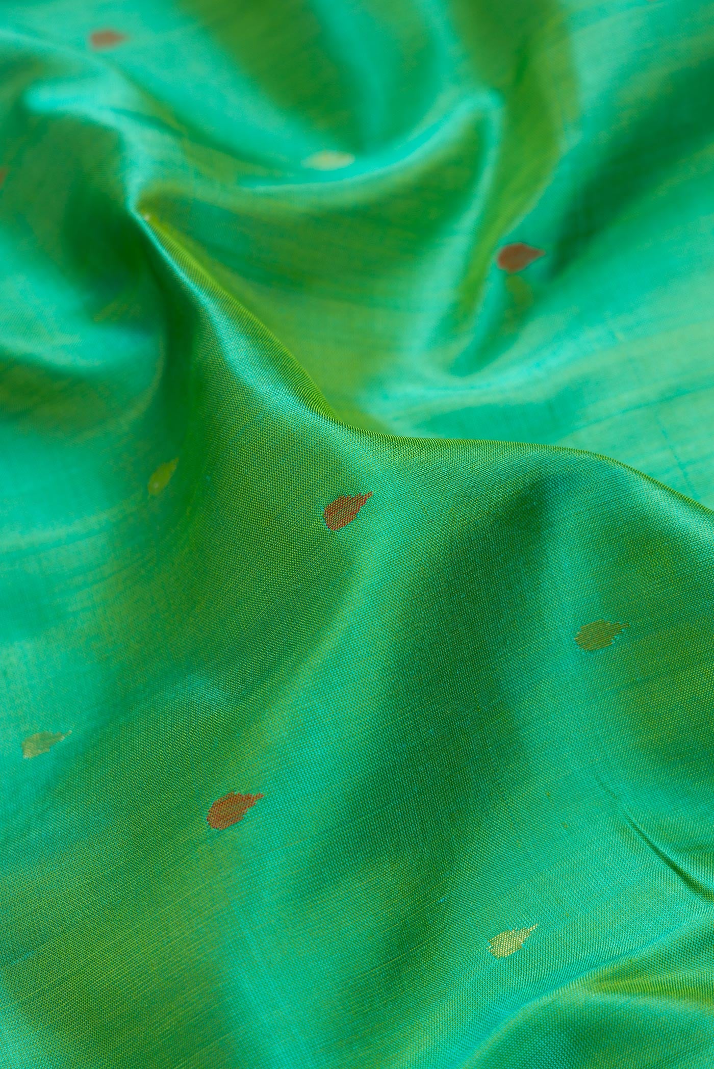 Green Dual Tone Uppada Silk Saree - Image 2