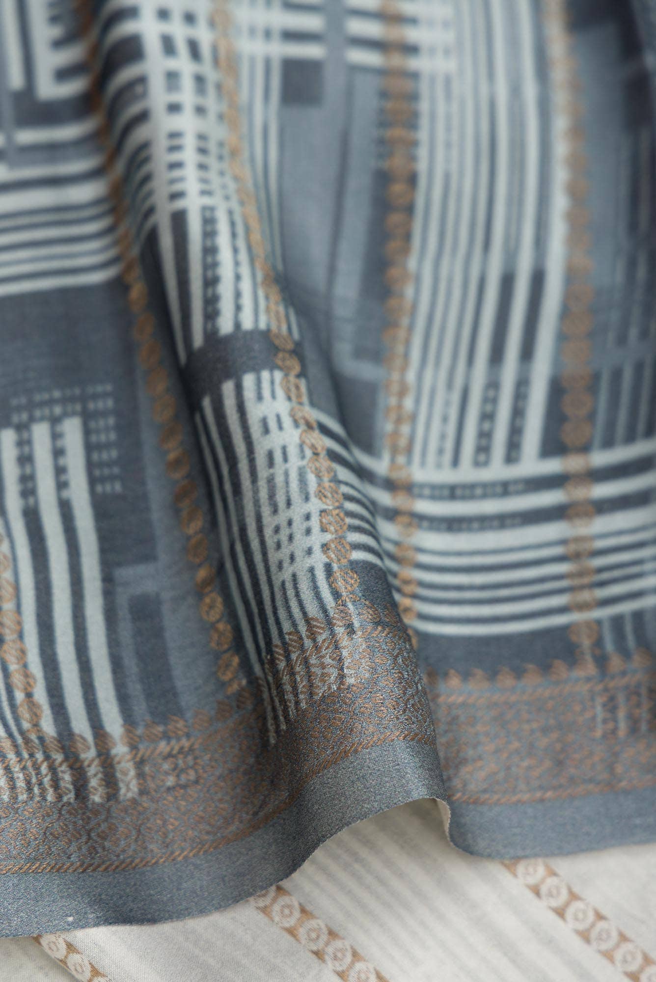Grey and Lavender Dual Tone Mysore Crepe Saree - Image 6