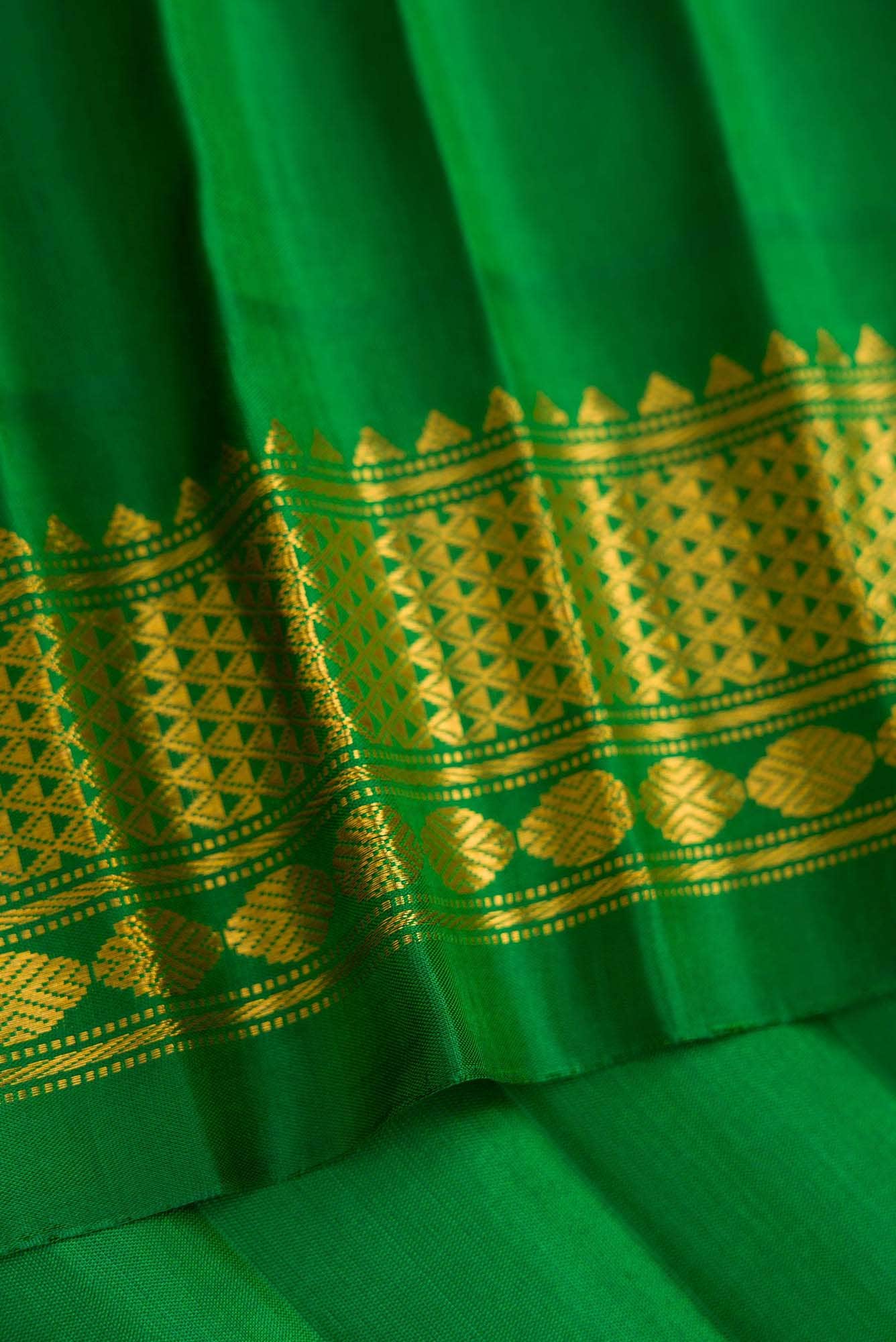 Grey Dual Tone Gadwal Silk Saree - Image 6