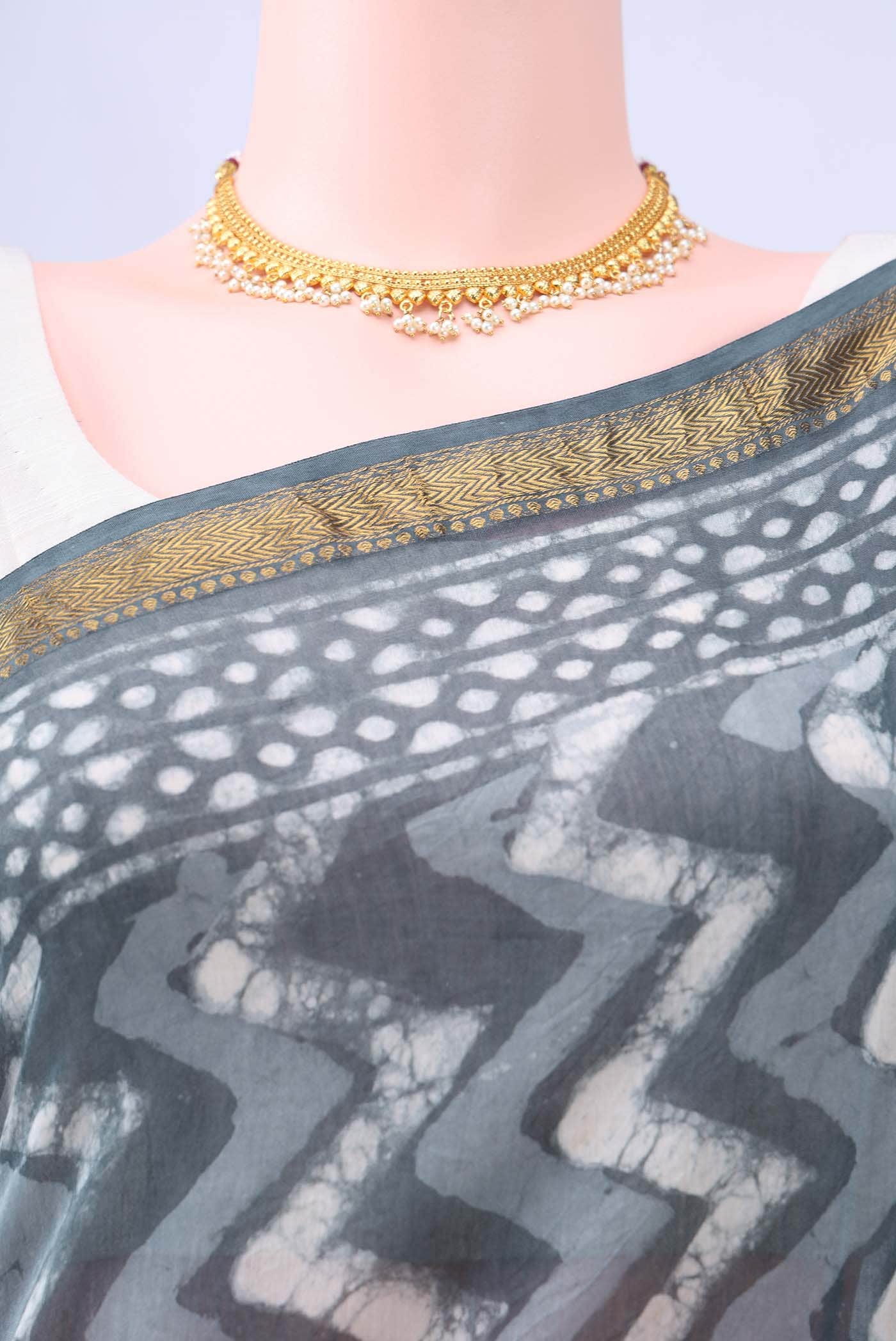 Grey Maheshwari Silk Cotton Saree - Image 3