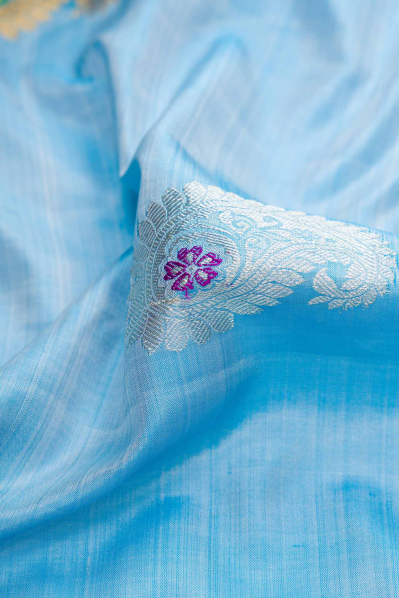 Light Blue Dual Tone Gadwal Silk Saree - Image 2