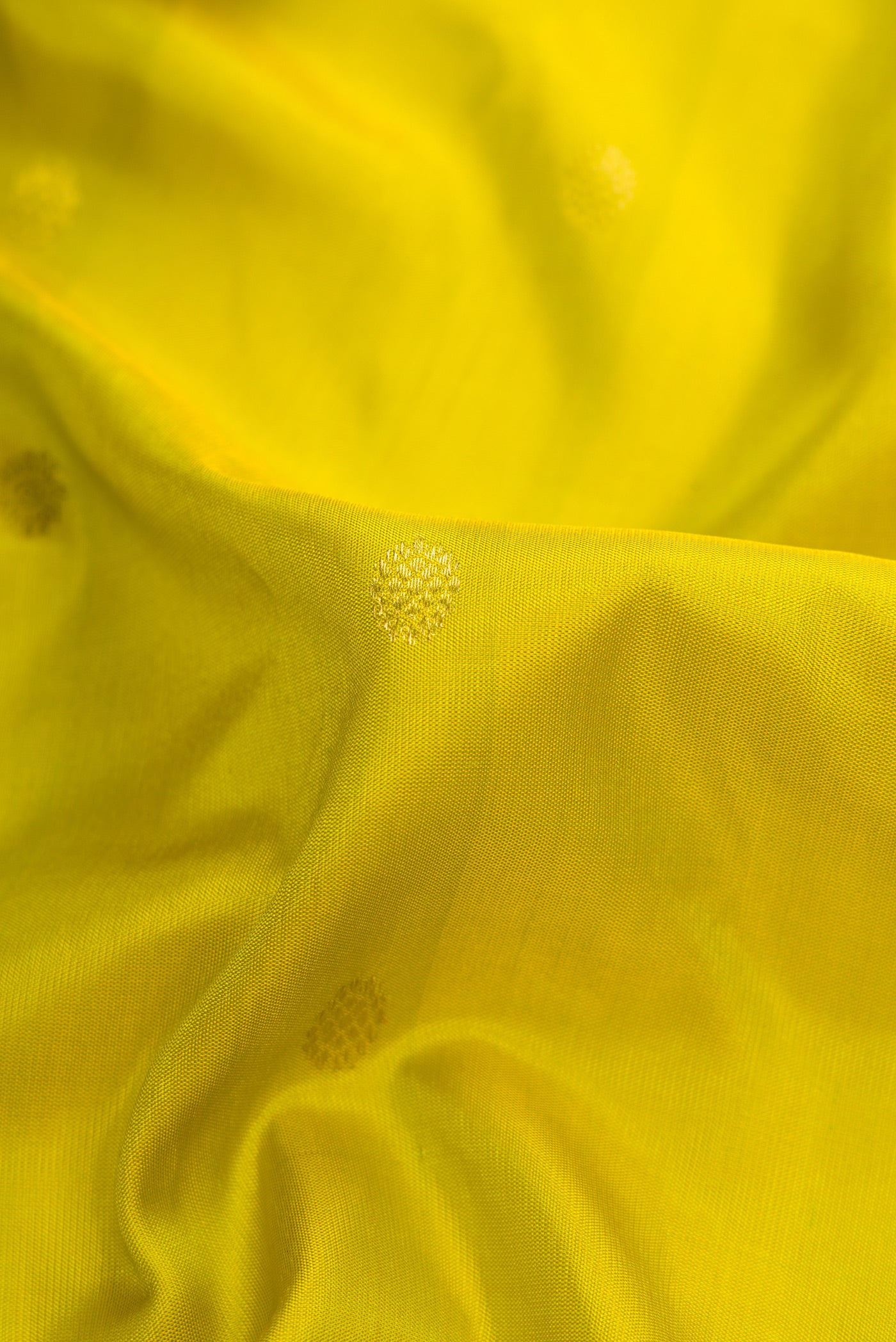 Mehandi Green Gadwal Silk Saree - Image 2