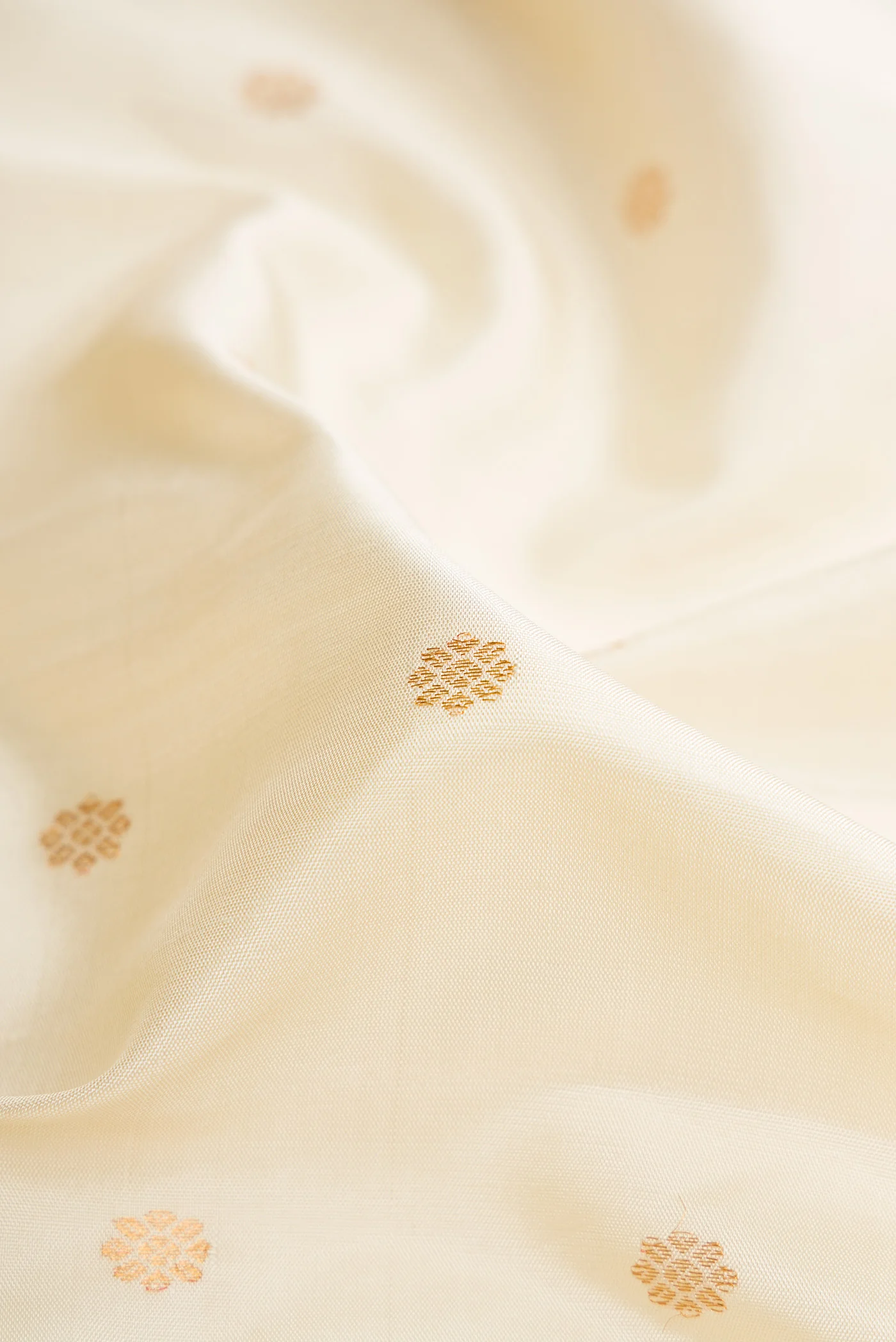 Off White Gadwal Silk Saree - Image 2
