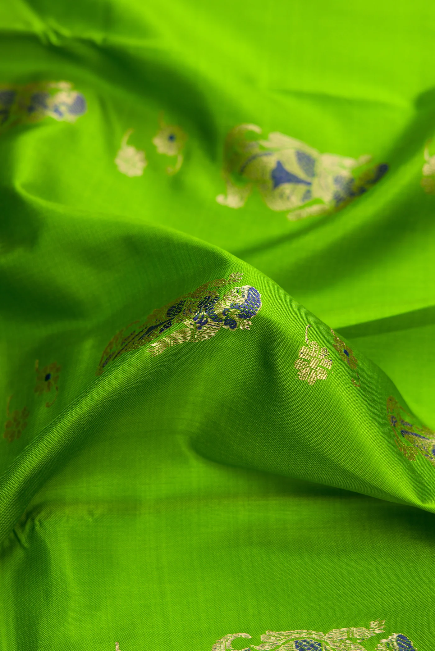Parrot Green Baluchari Silk Saree - Image 2