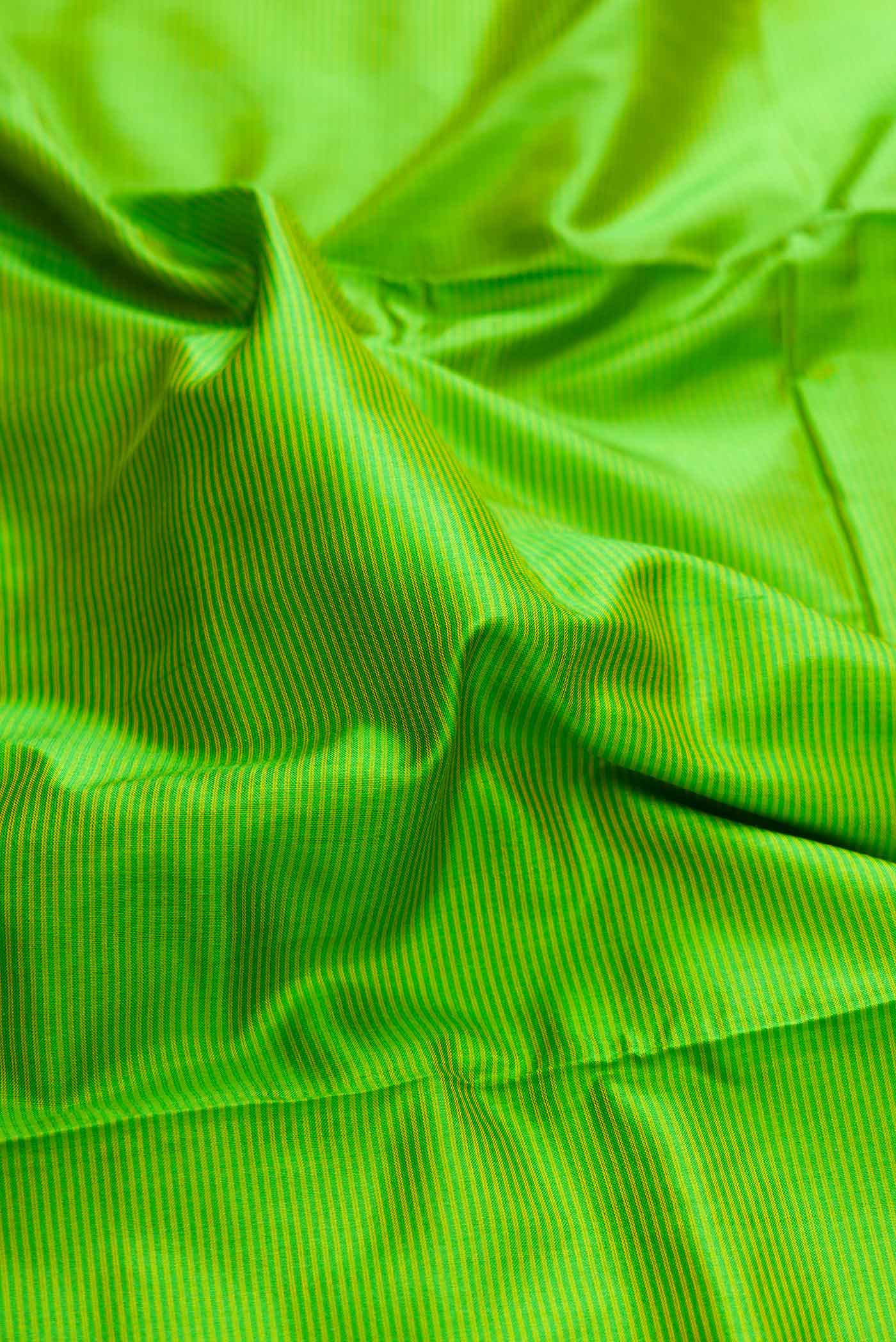 Parrot Green Dual Tone Maheshwari Silk Saree - Image 2