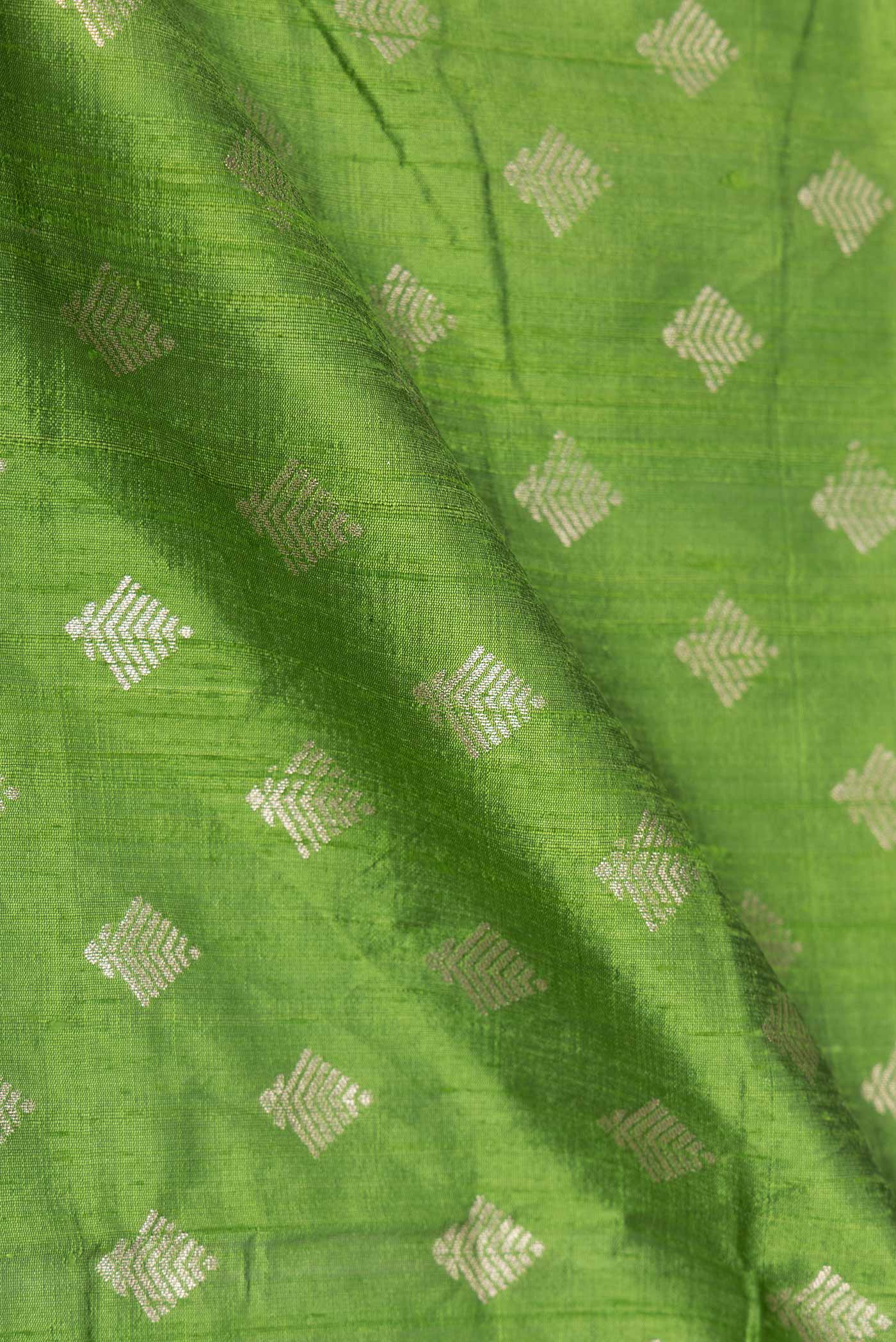 Parrot Green Dual Tone Raw Silk Saree - Image 2