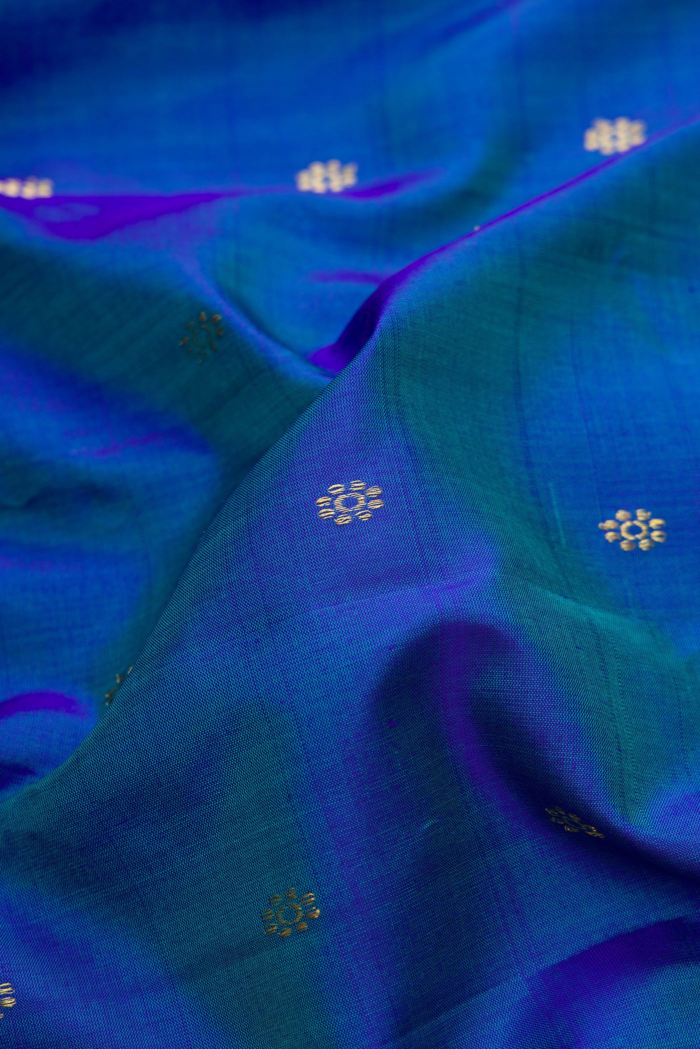 Royal Blue Dual Tone Gadwal Silk Saree - Image 2