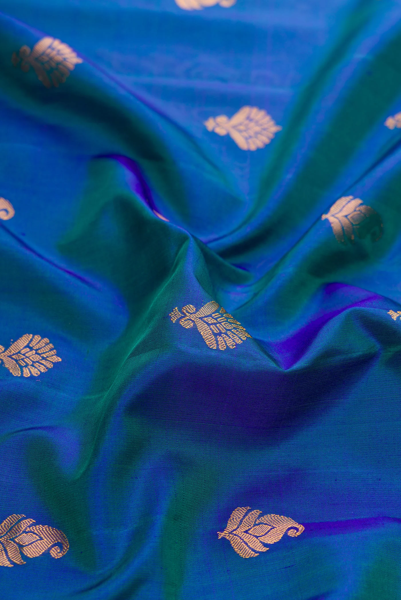 Blue Dual Tone Gadwal Silk Saree - Image 2