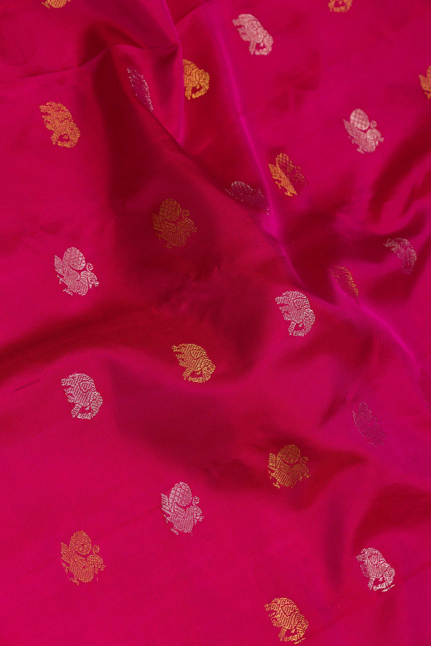 Pink Dual Tone Gadwal Silk Saree - Image 2