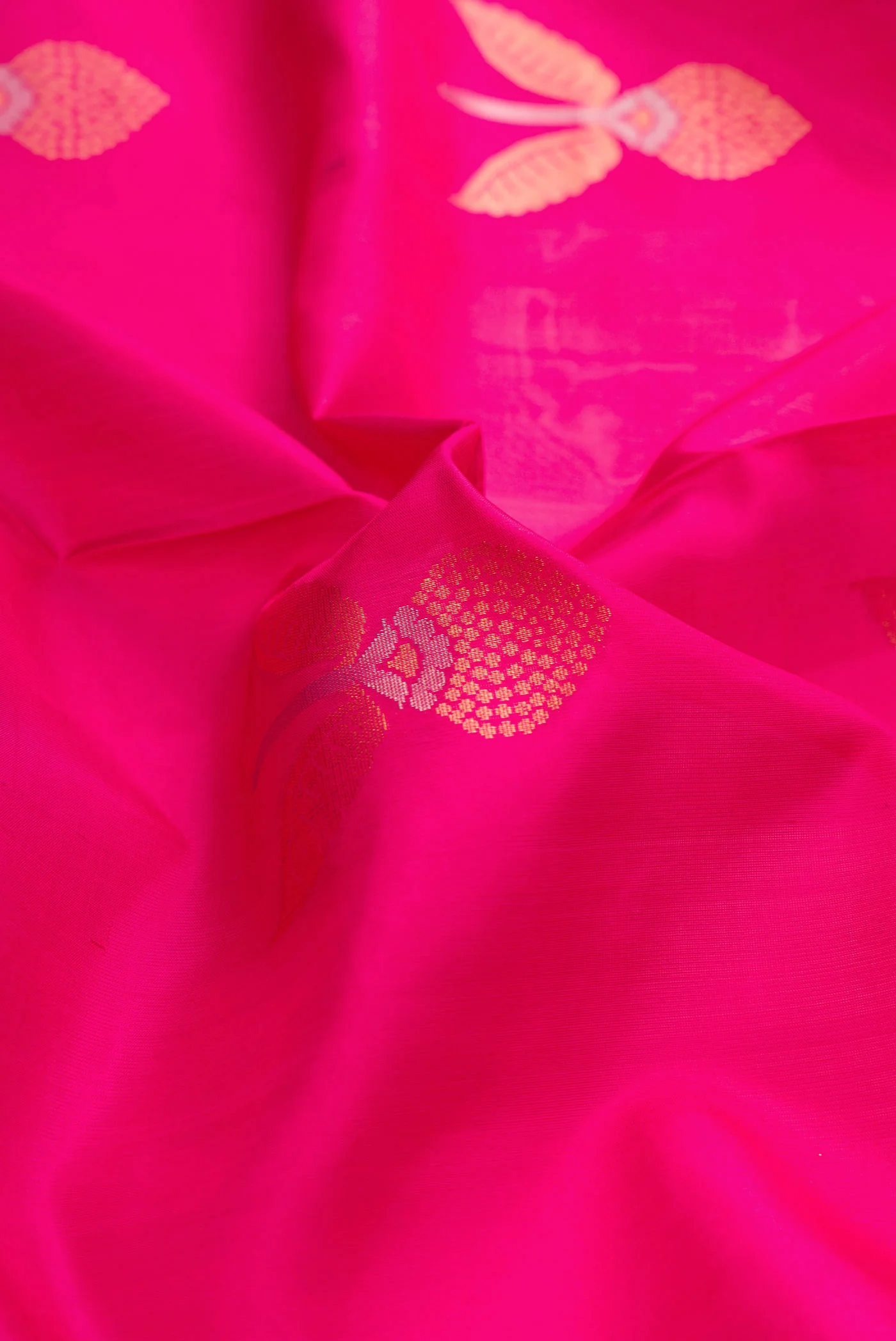 Pink Dual Tone Soft Silk Saree - Image 2