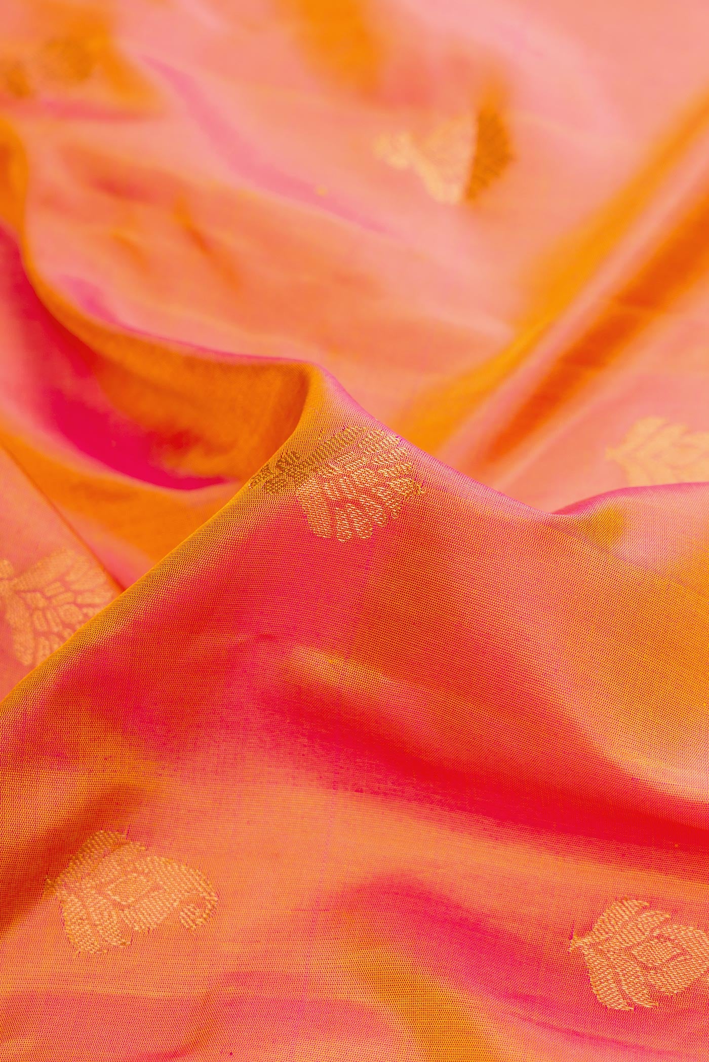 Pinkish Yellow Dual Tone Gadwal Silk Saree - Image 2