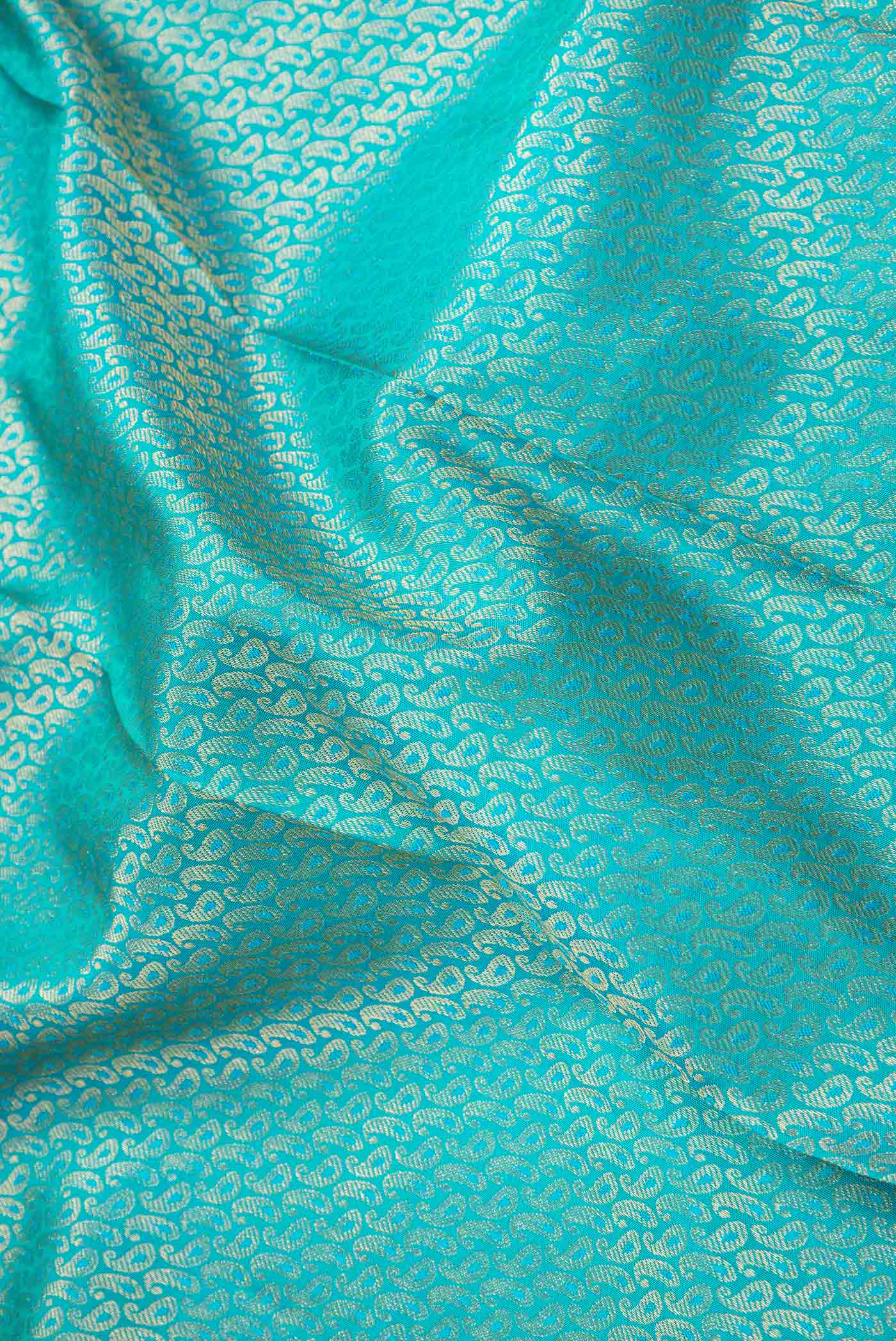 Pure Silk Pure Zari Green Dual Tone Kanjivaram Saree - Image 2
