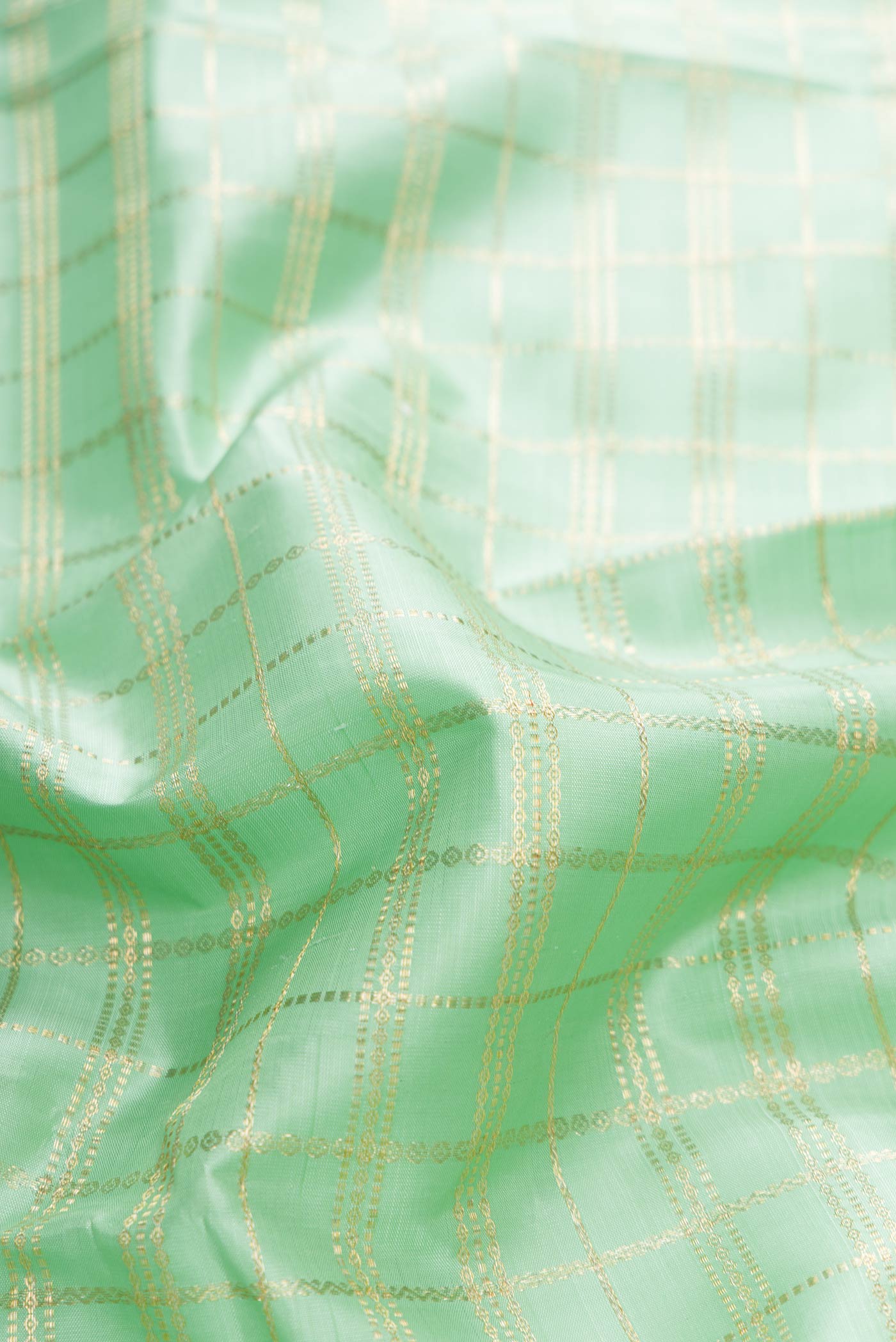 Pure Silk Pure Zari Light Green Dual Tone Kanjivaram Saree - Image 2
