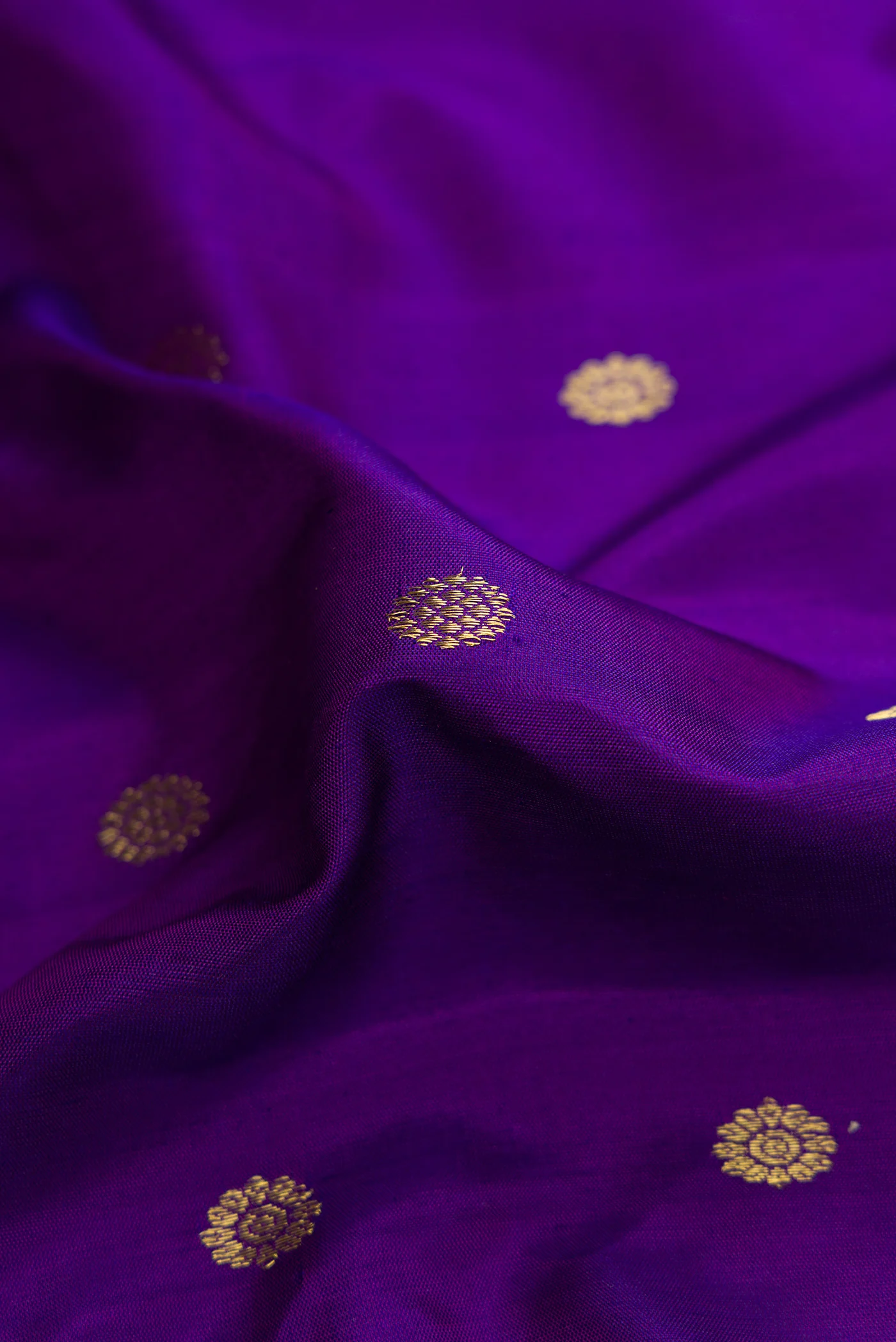 Violet Gadwal Silk Saree - Image 2