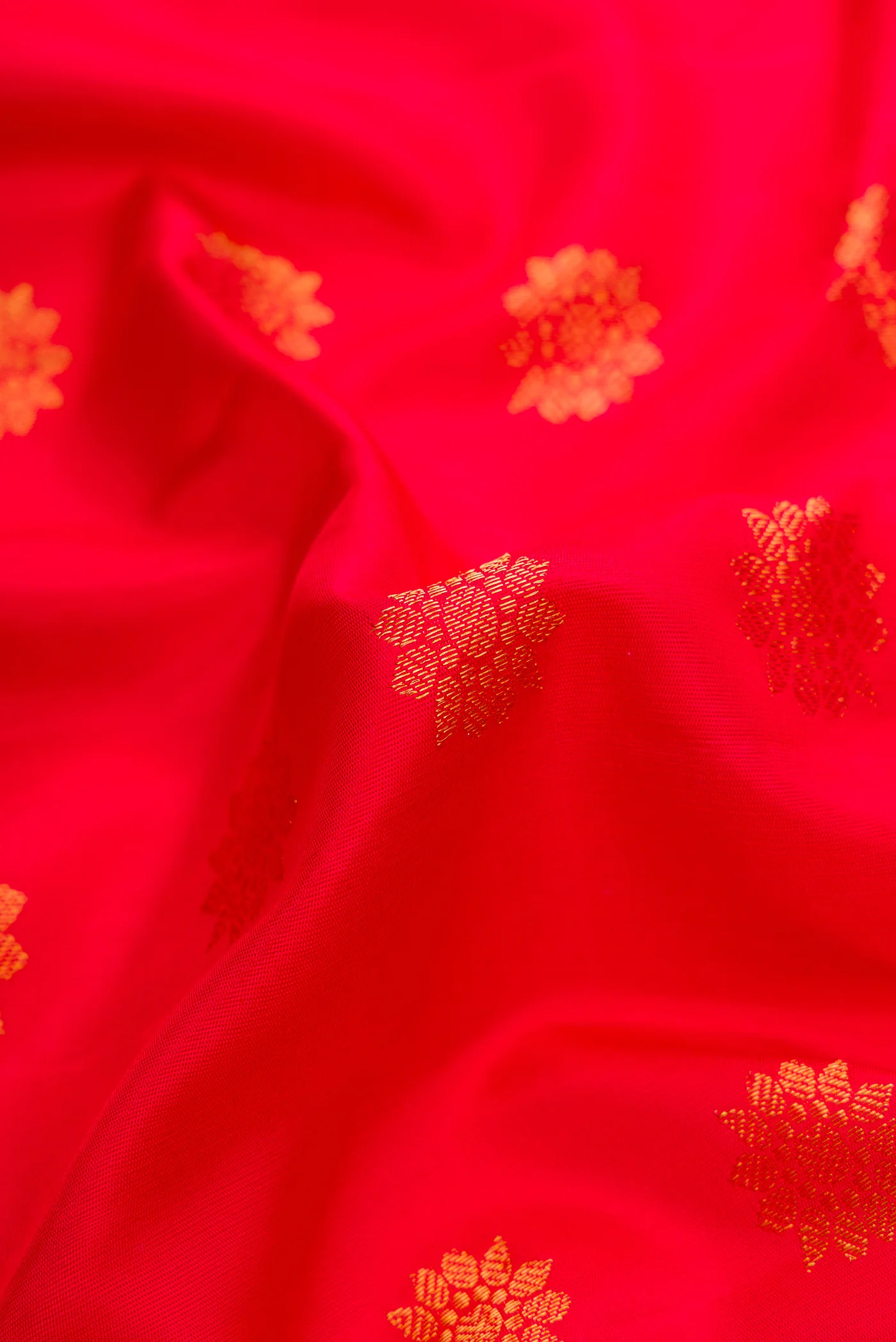 Red Gadwal Silk Saree - Image 2