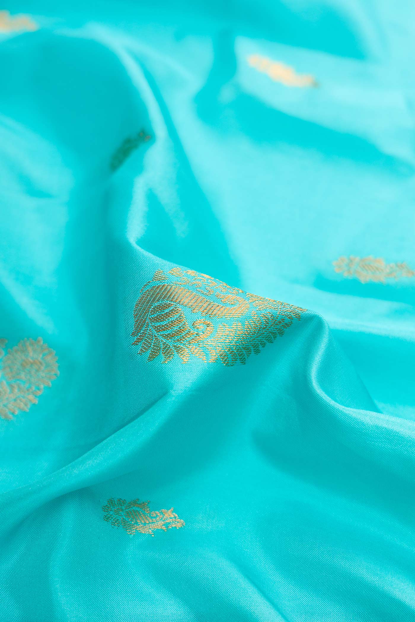Sky Blue Dual Tone Gadwal Silk Saree - Image 2