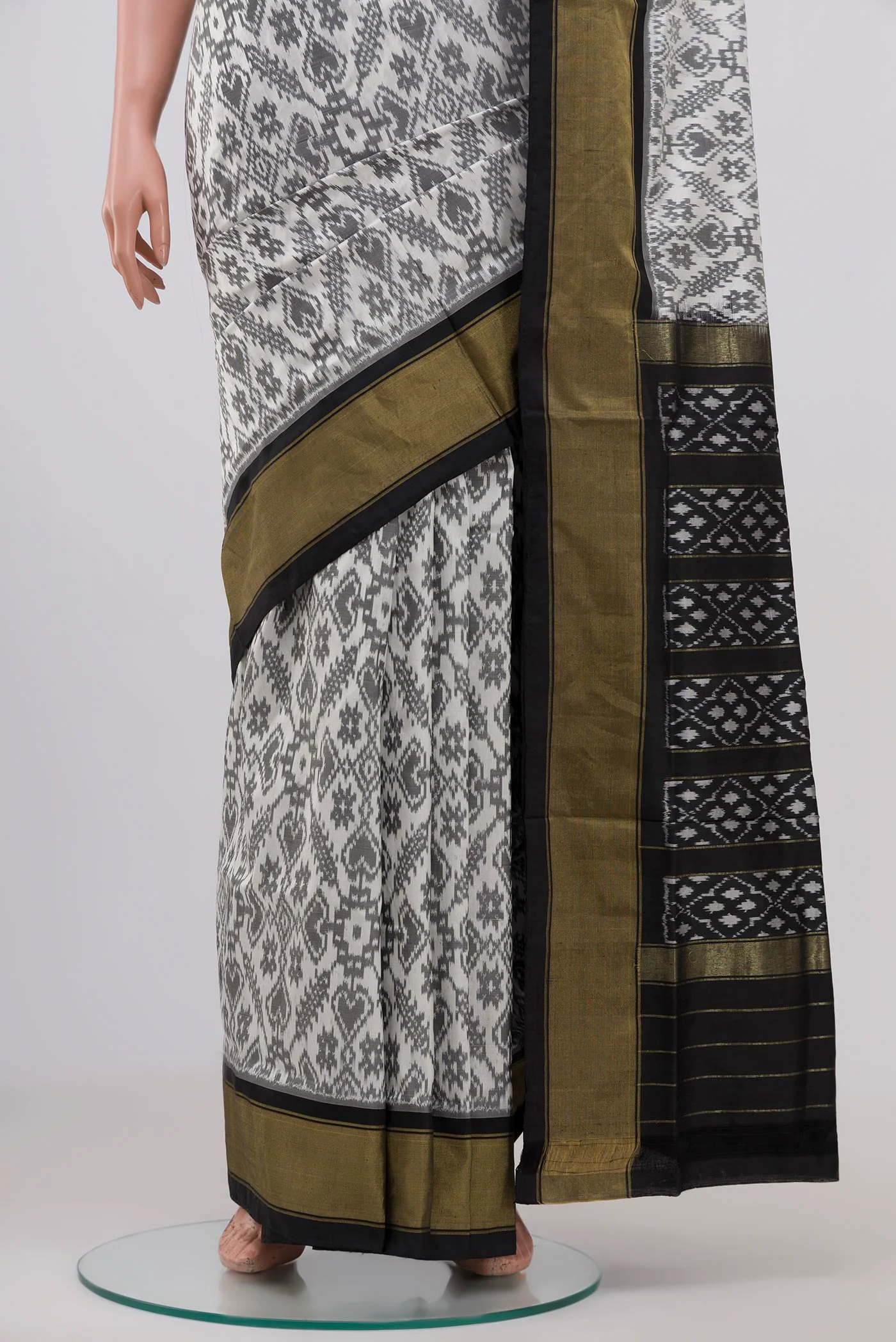 White Pochampally Silk Saree - Image 3