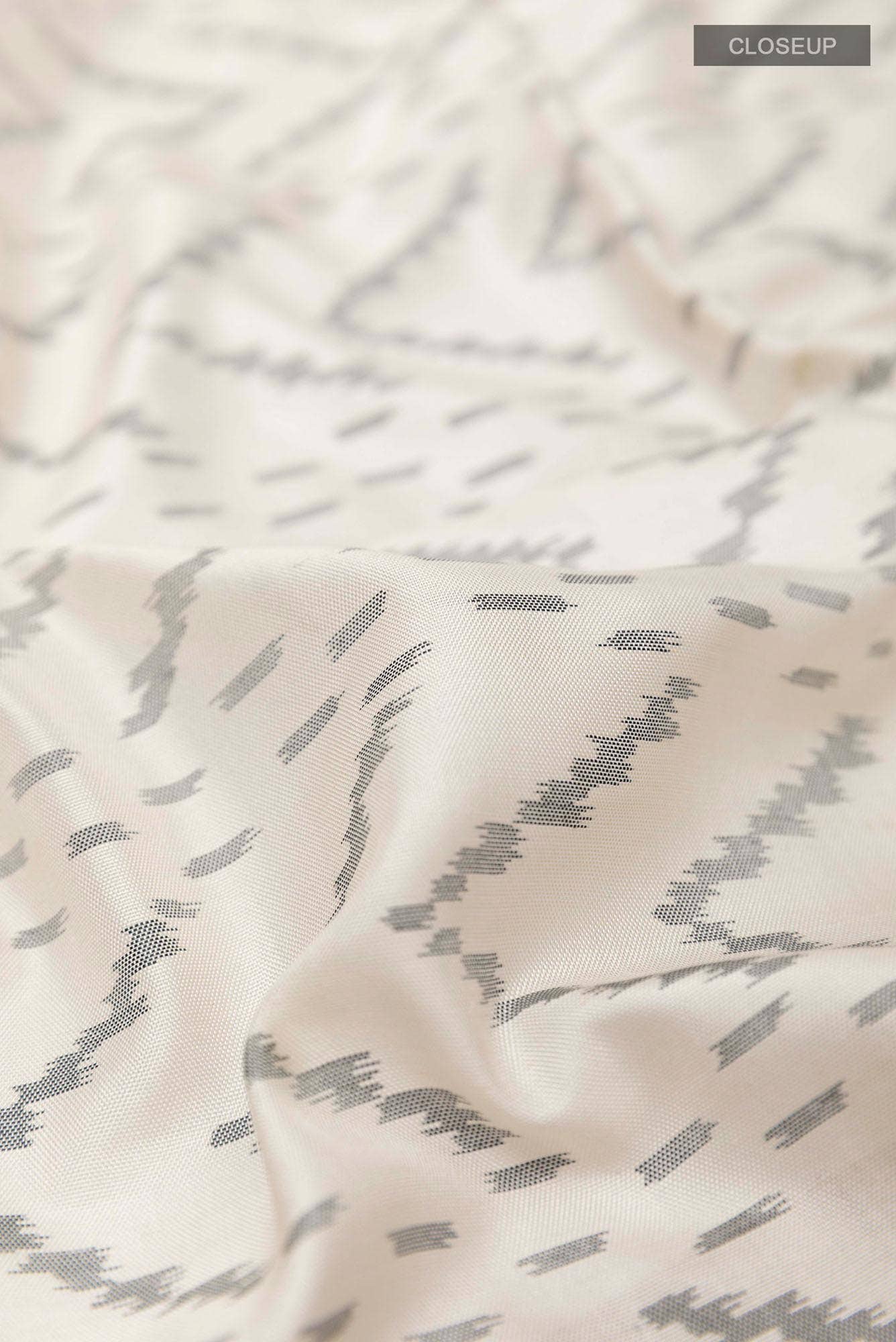 White Rajkot Patola Silk Saree - Image 3